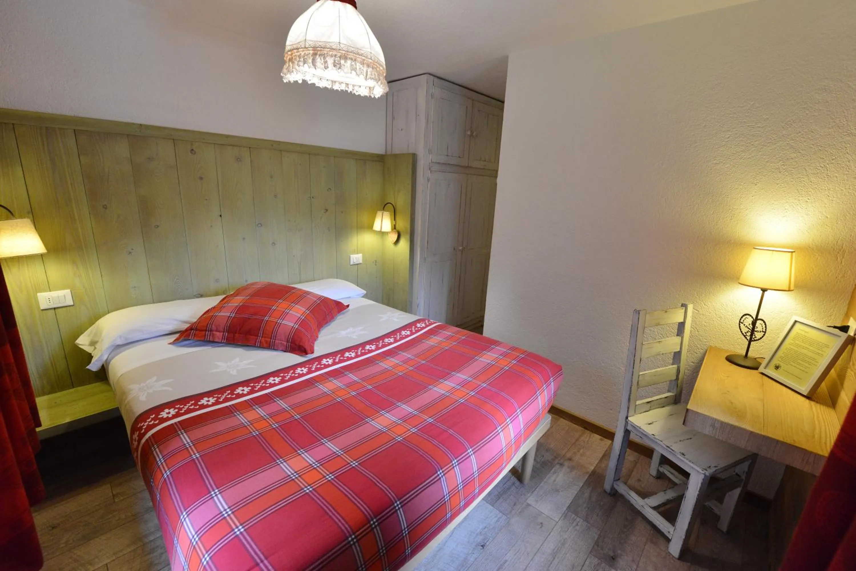 Hotel Petit Dahu - Chambres et Restaurant