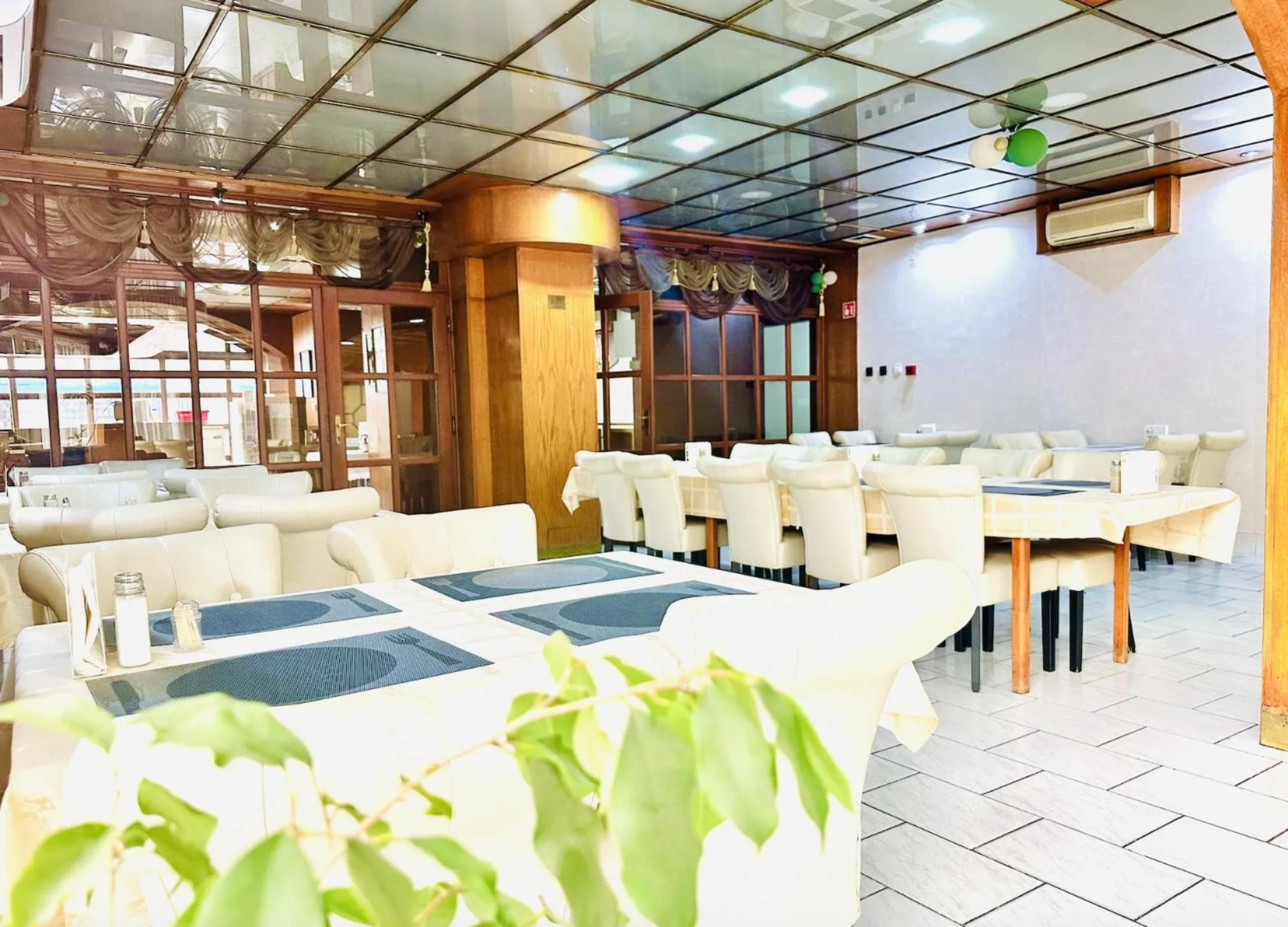 Restaurant/places to eat in Hotel Amadeus