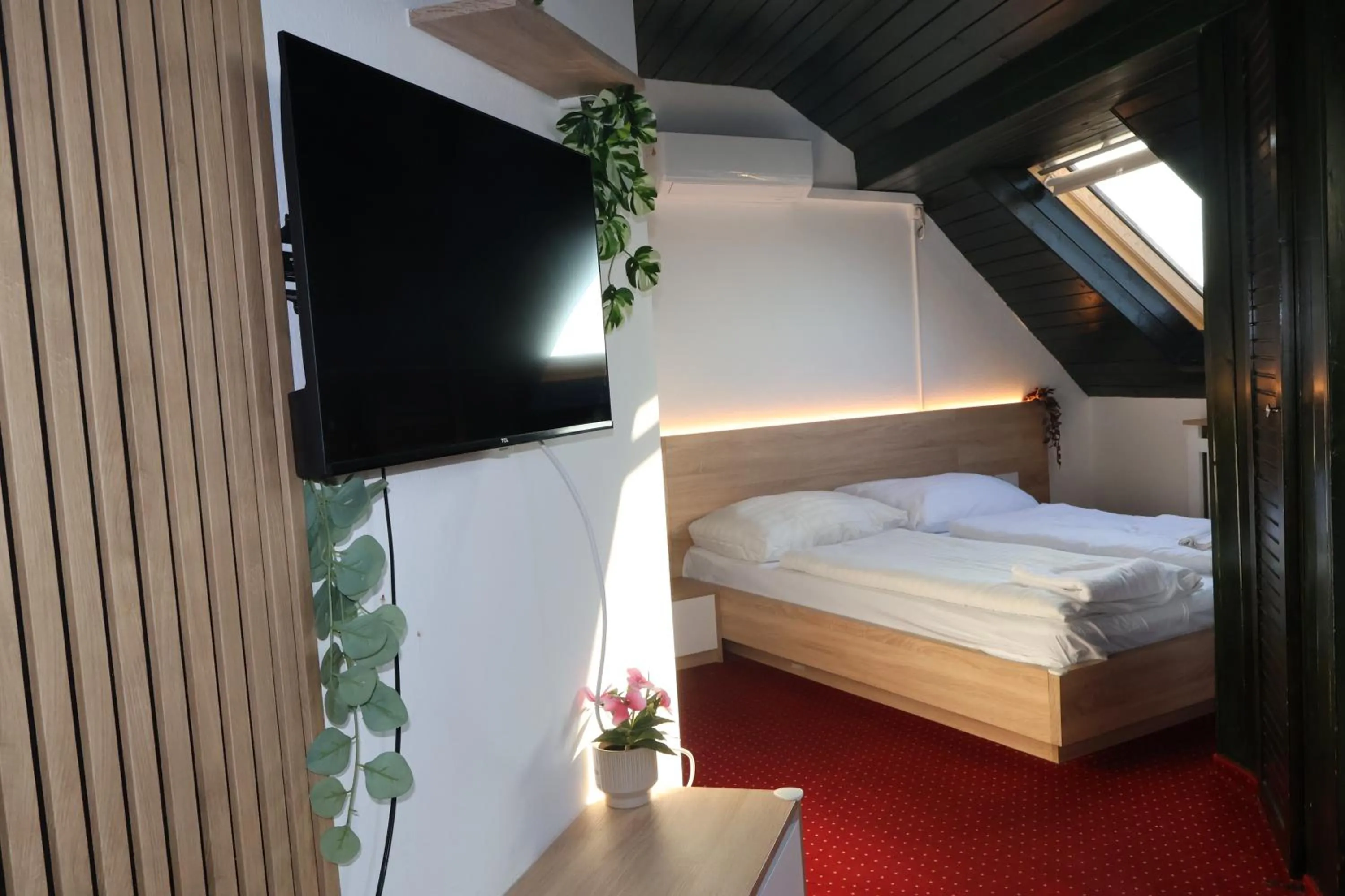 TV and multimedia, Bed in Hotel Amadeus