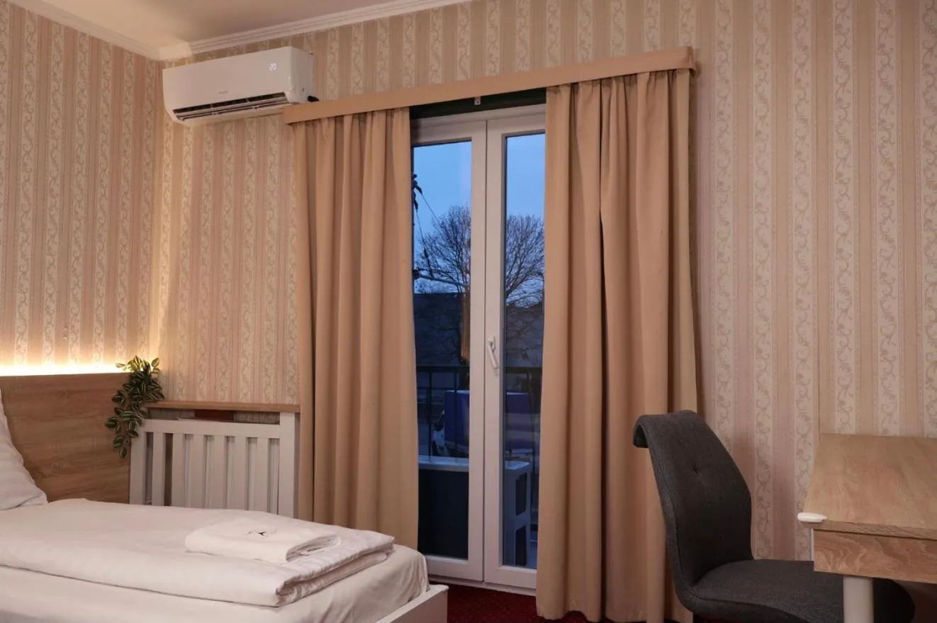 Street view, Bed in Hotel Amadeus