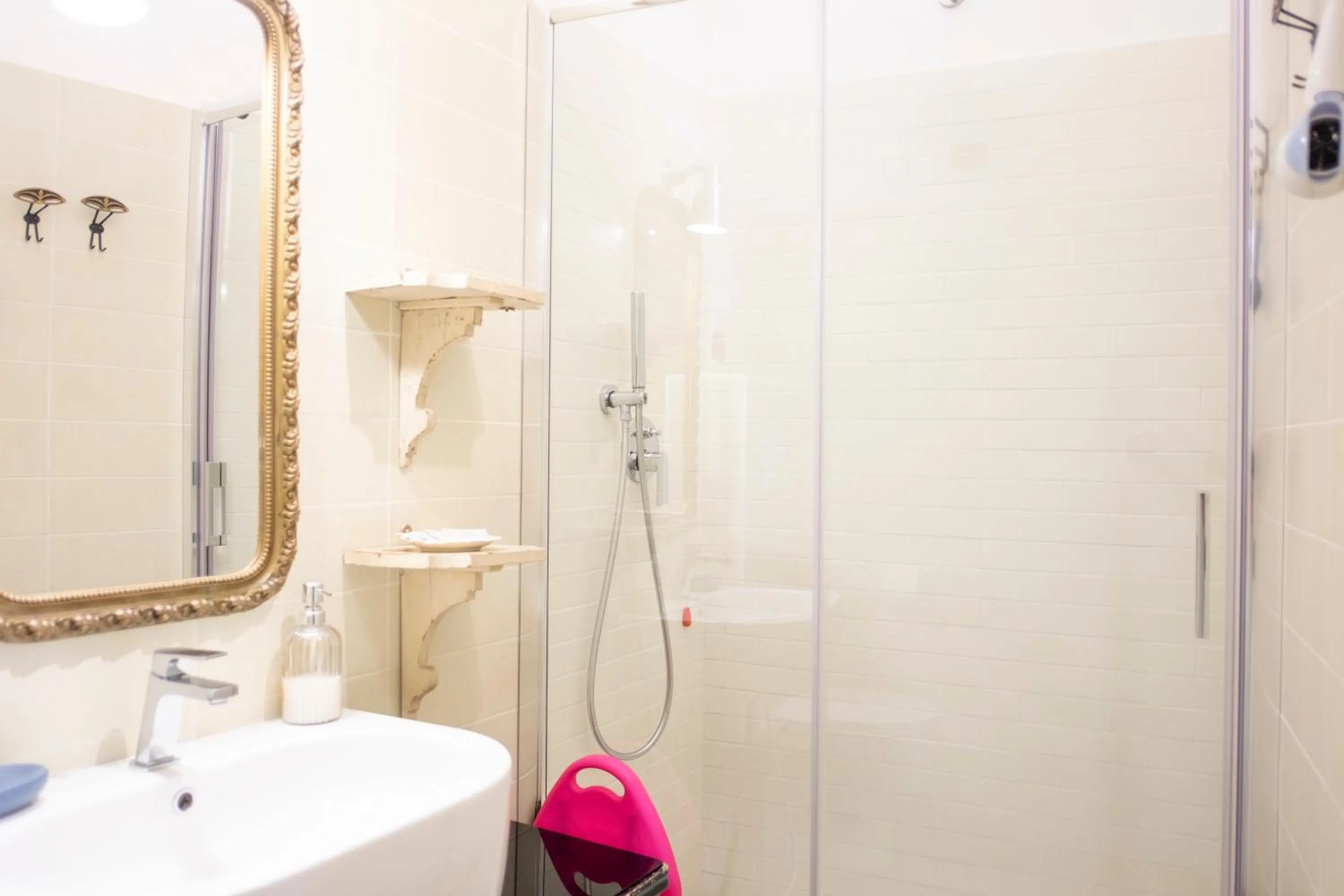 Shower in B&B Anastagi