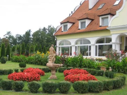 Facade/entrance in Barokk Hotel