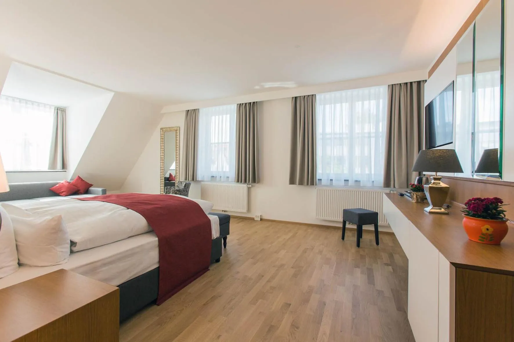 Photo of the whole room, Bed in Hotel am Schrannenplatz