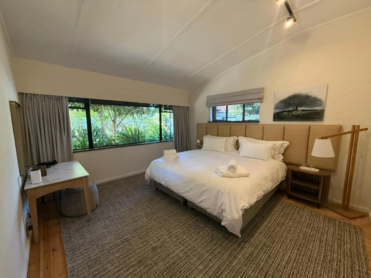 Photo of the whole room, Bed in Twice Central Guest House