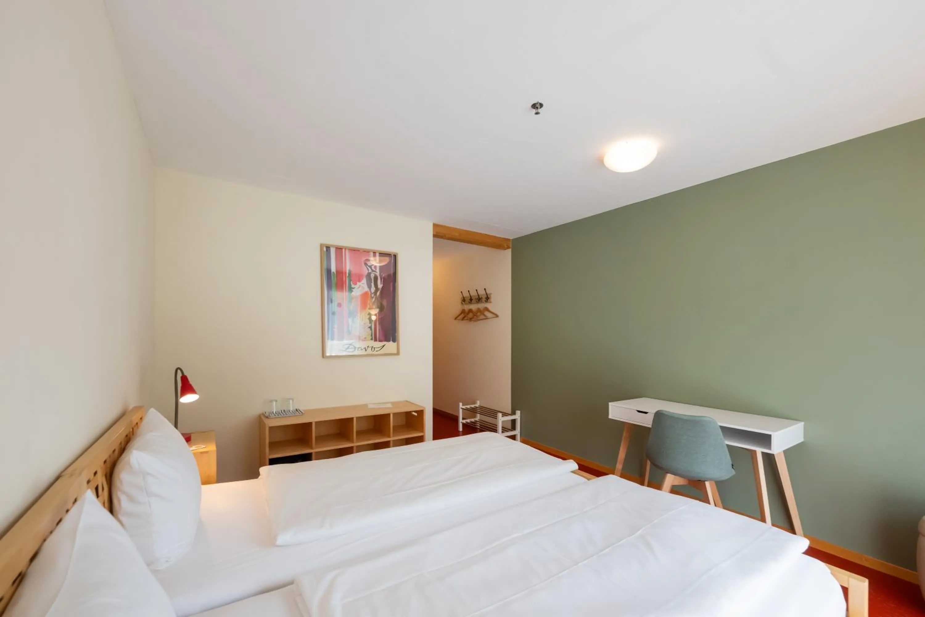 Photo of the whole room, Bed in Shima-Davos