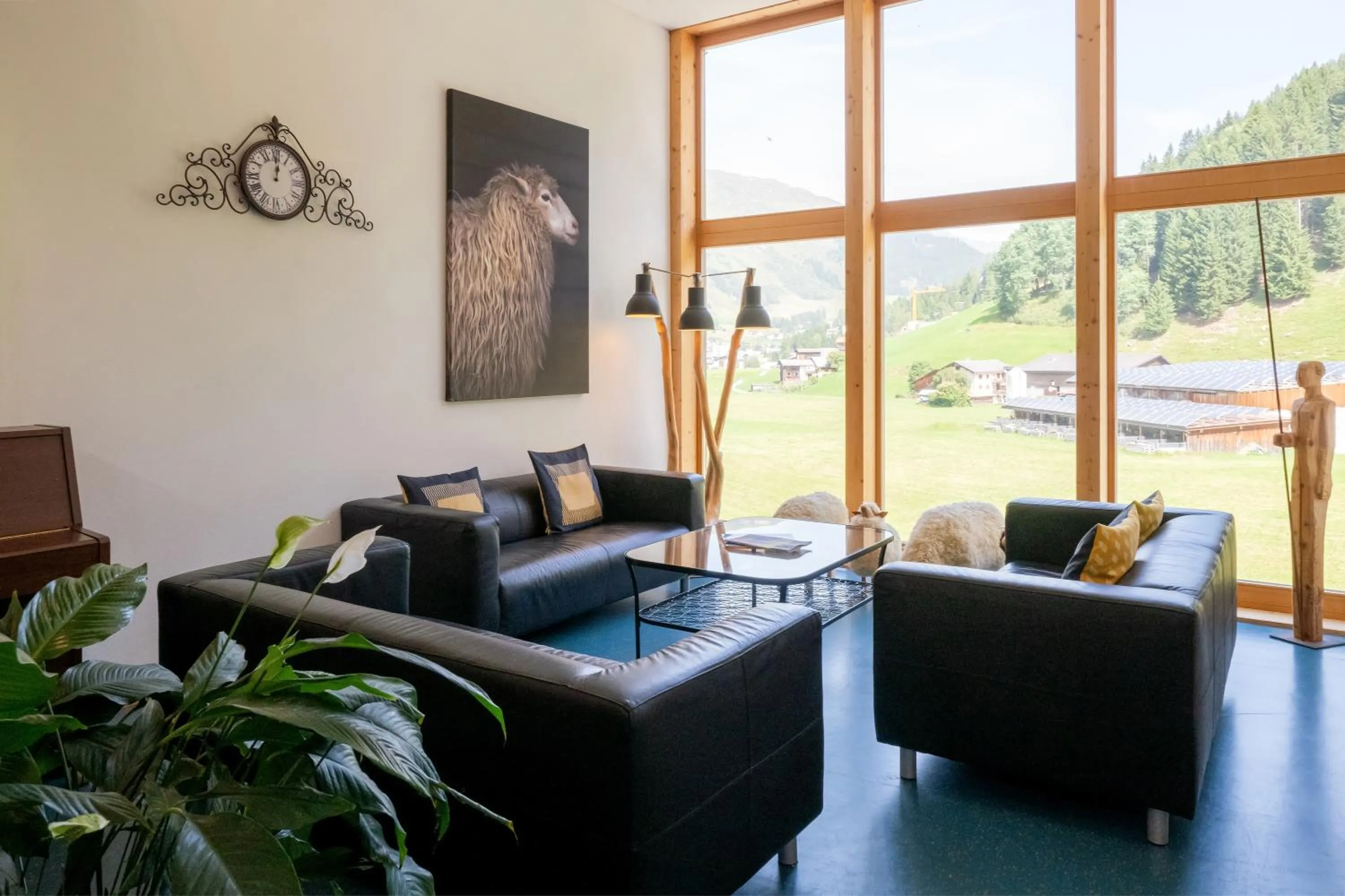 Communal lounge/ TV room in Shima-Davos