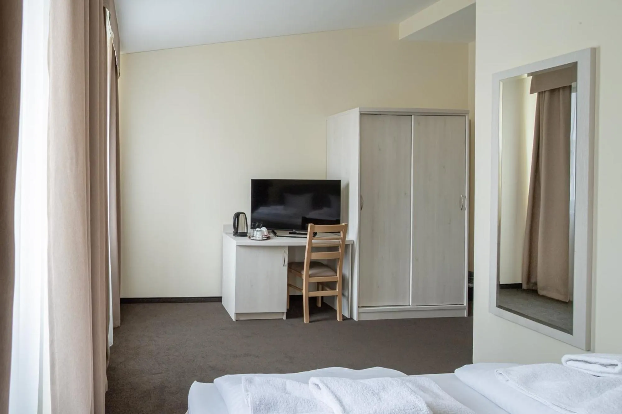 Photo of the whole room, Bed in Upper Room Hotel Kurfürstendamm