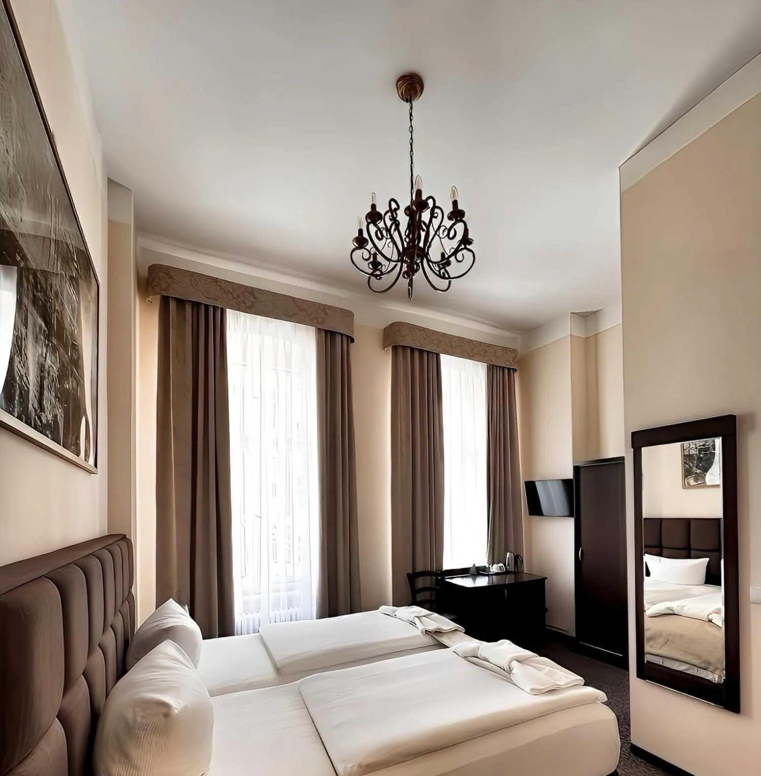 Photo of the whole room, Bed in Upper Room Hotel Kurfürstendamm