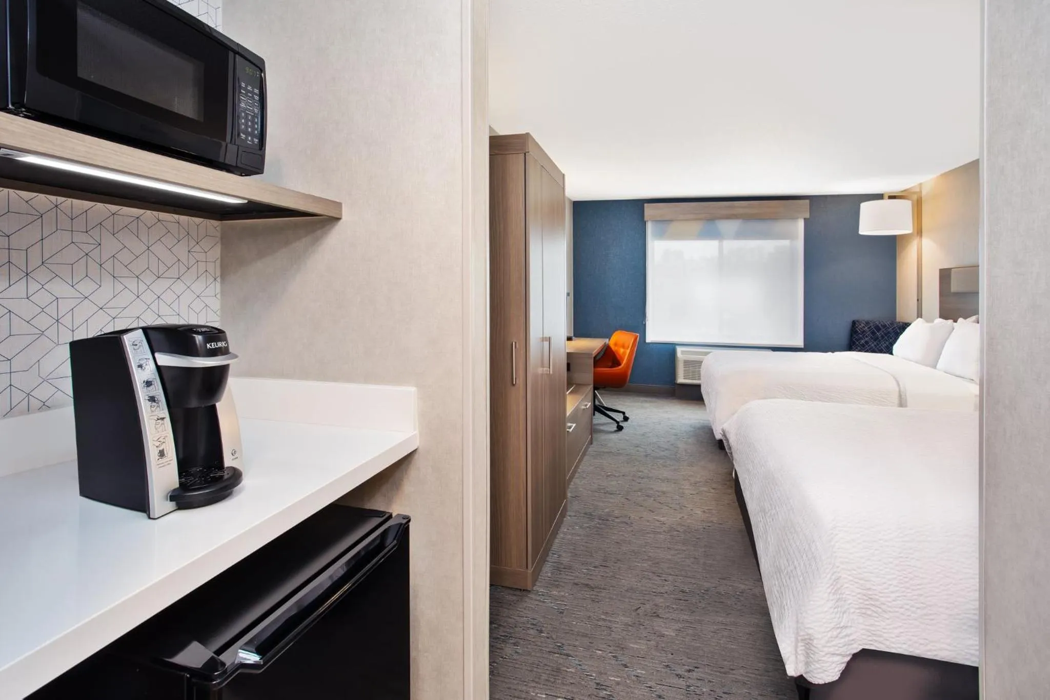 Photo of the whole room, Bed in Holiday Inn Express Hotel & Suites - Belleville Area by IHG