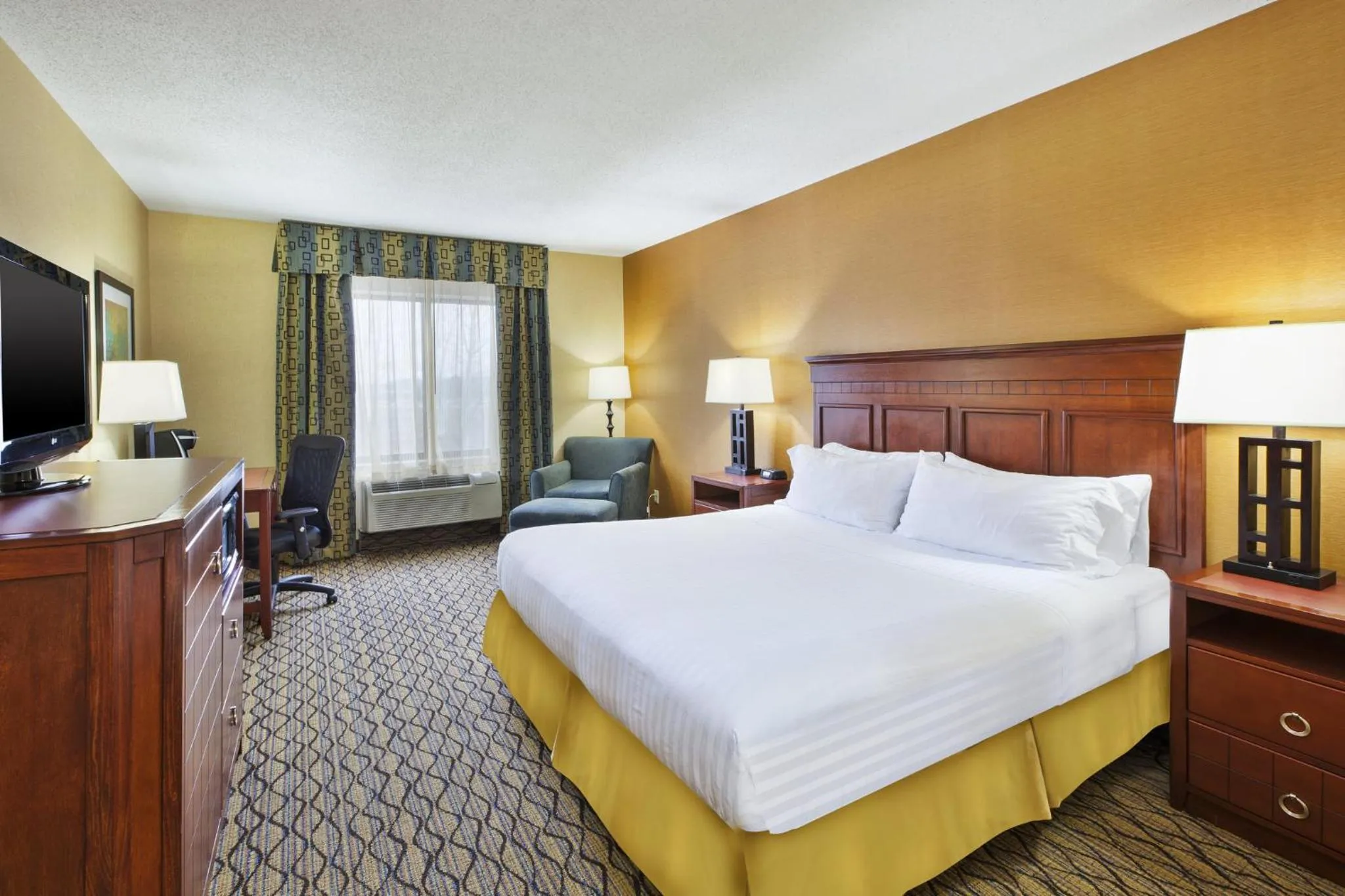 Photo of the whole room, Bed in Holiday Inn Express Hotel & Suites - Belleville Area by IHG