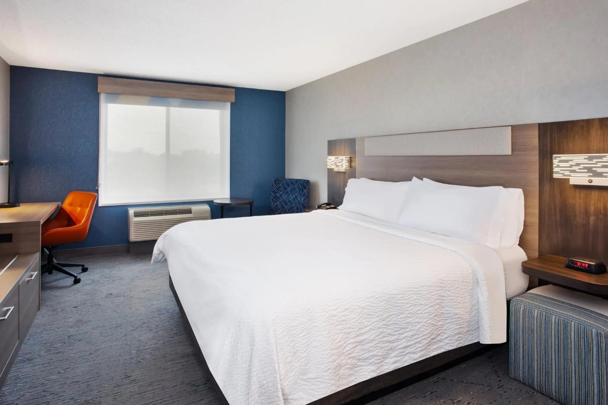 Photo of the whole room, Bed in Holiday Inn Express Hotel & Suites - Belleville Area by IHG