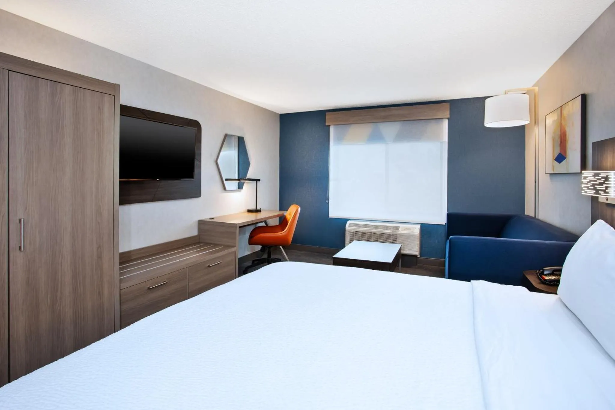 Photo of the whole room, Bed in Holiday Inn Express Hotel & Suites - Belleville Area by IHG