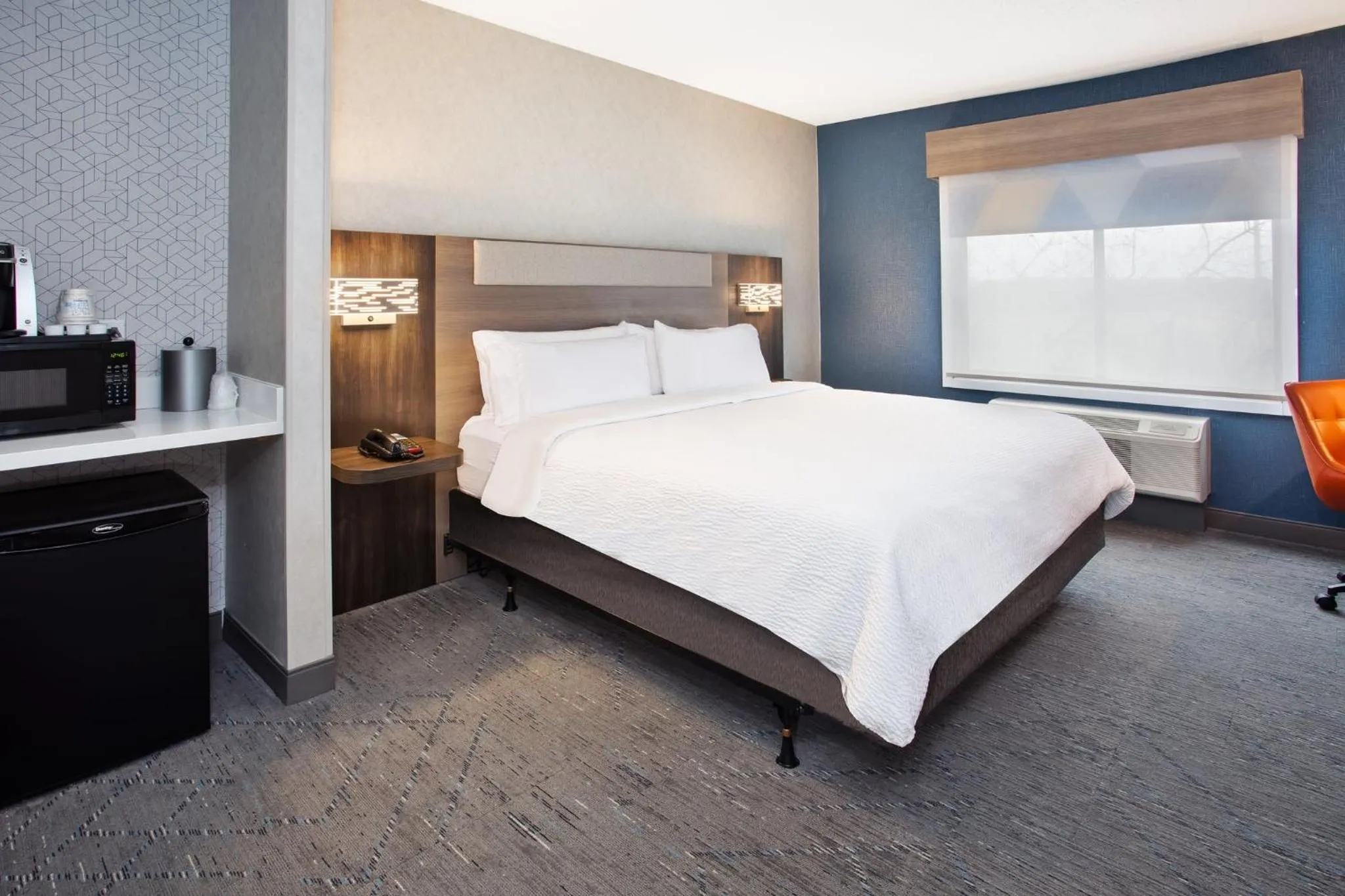 Photo of the whole room, Bed in Holiday Inn Express Hotel & Suites - Belleville Area by IHG