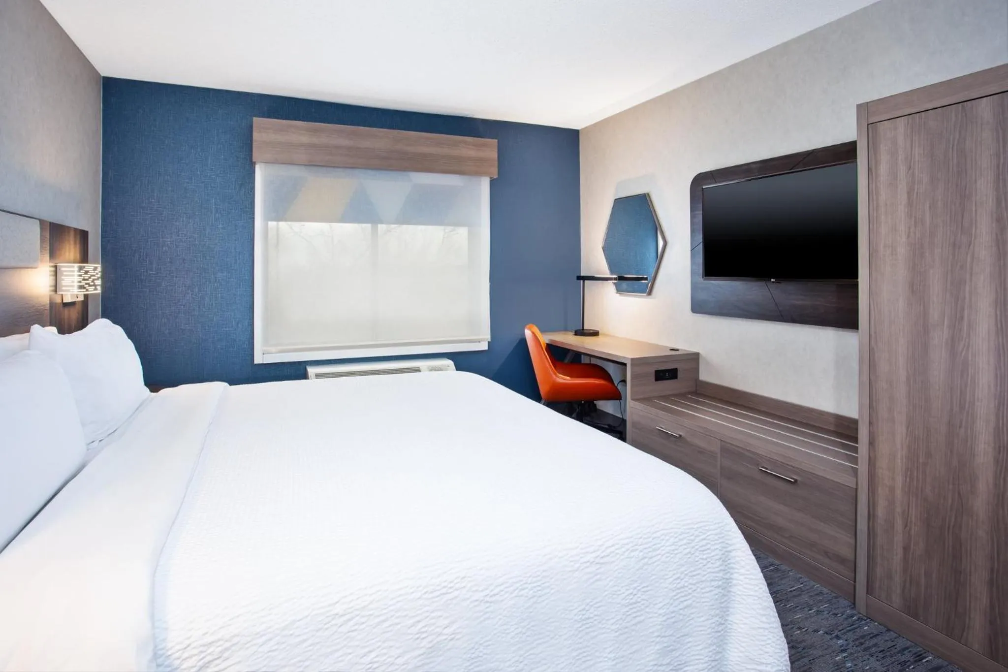 Photo of the whole room, Bed in Holiday Inn Express Hotel & Suites - Belleville Area by IHG