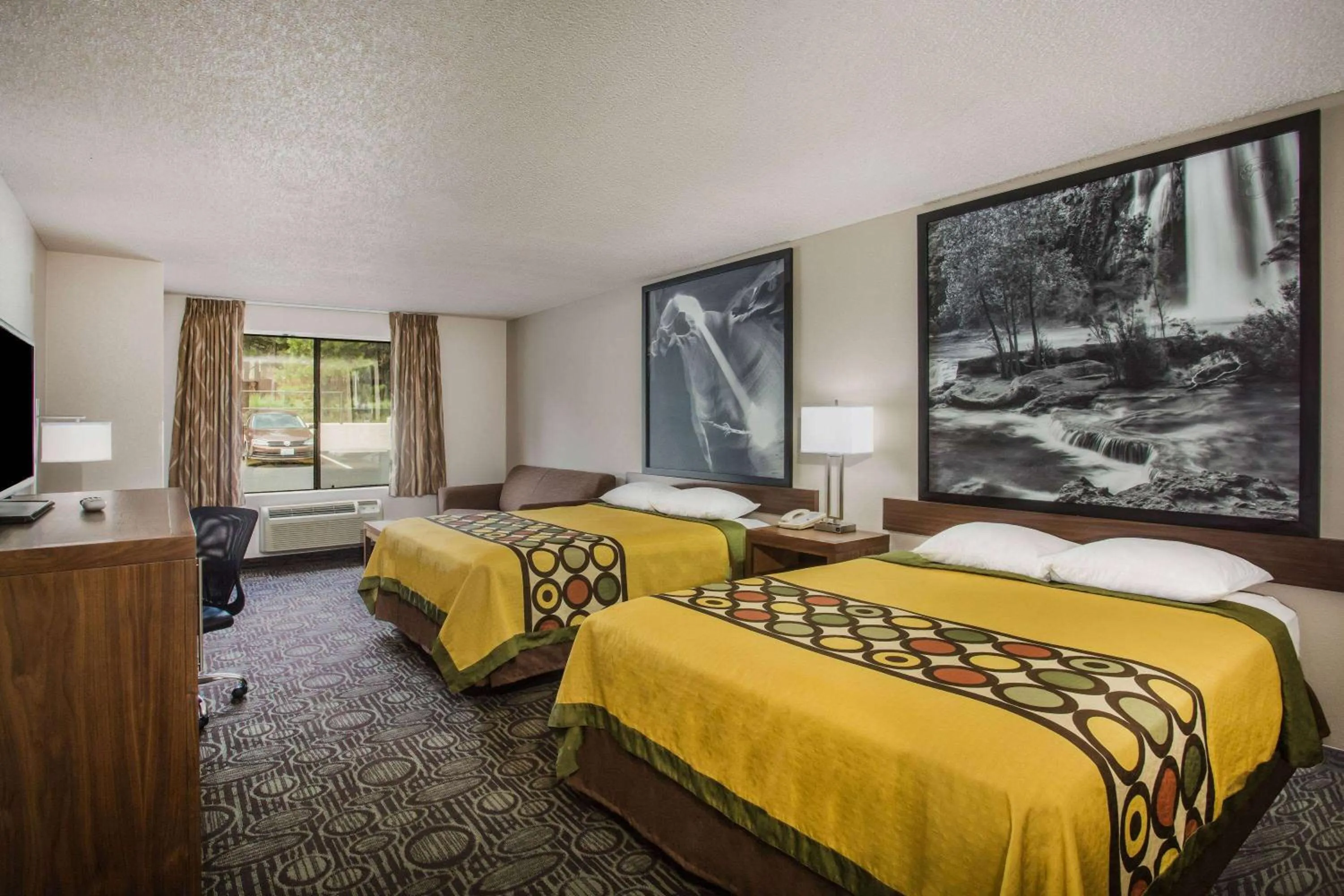 Photo of the whole room, Bed in Super 8 by Wyndham Flagstaff