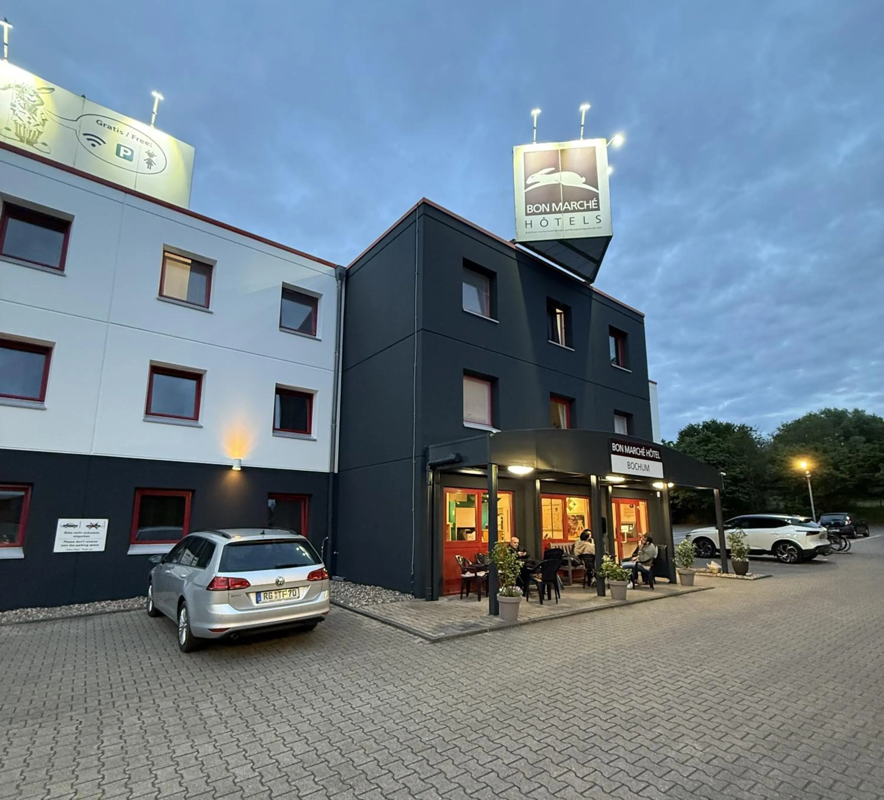 Property building in bon marché hôtel Bochum
