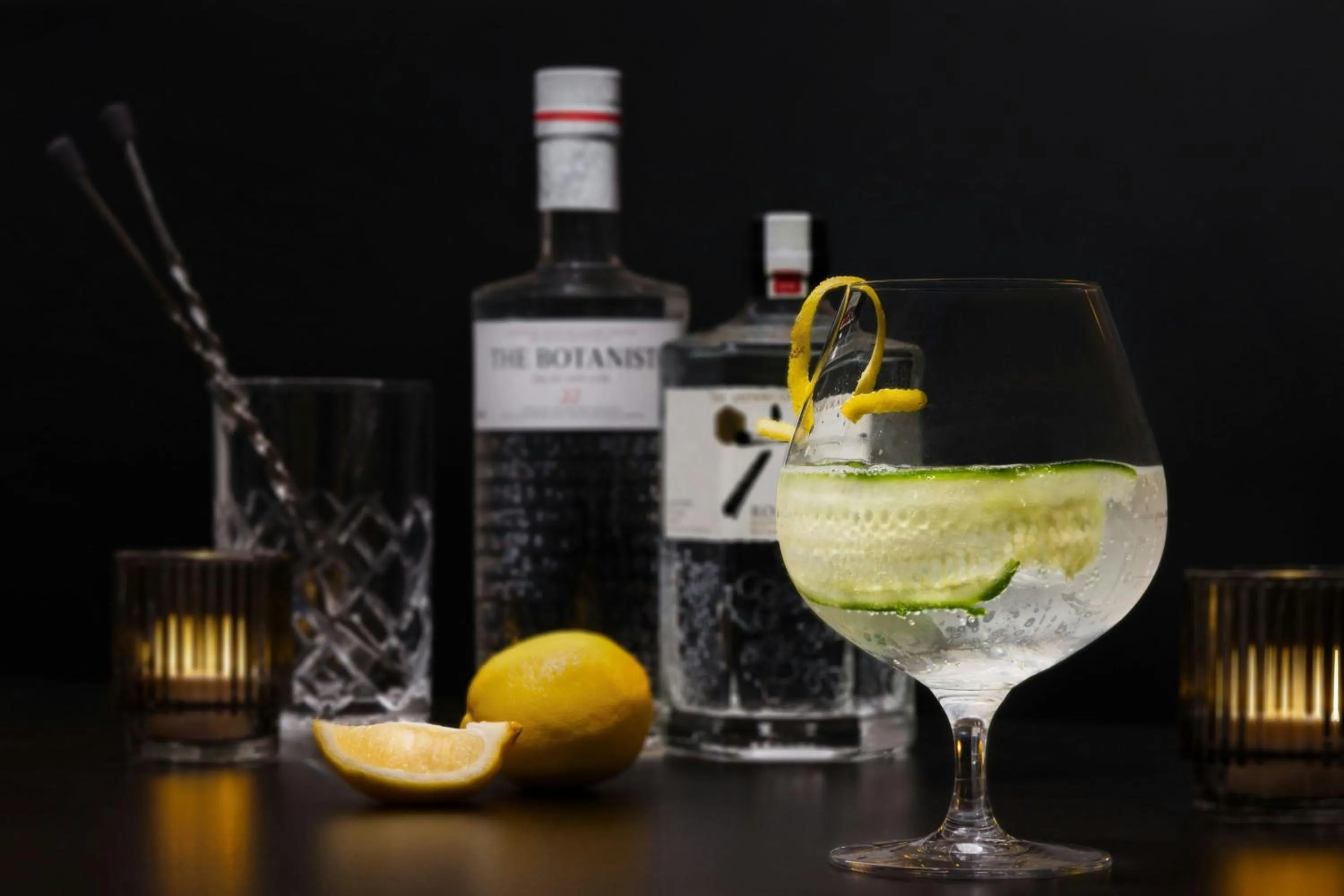 Lounge or bar in AC Hotel by Marriott Portland Lake Oswego