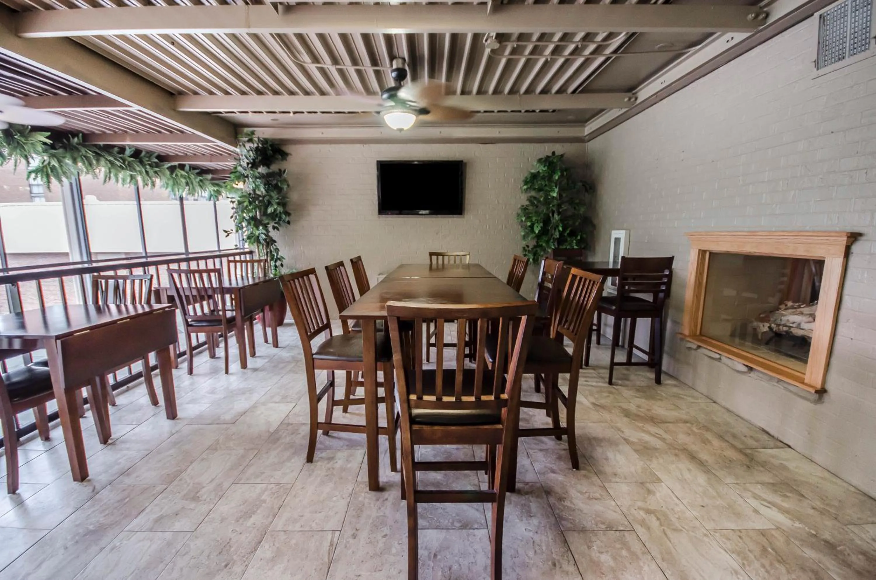 Lounge or bar in Radisson Hotel Louisville North