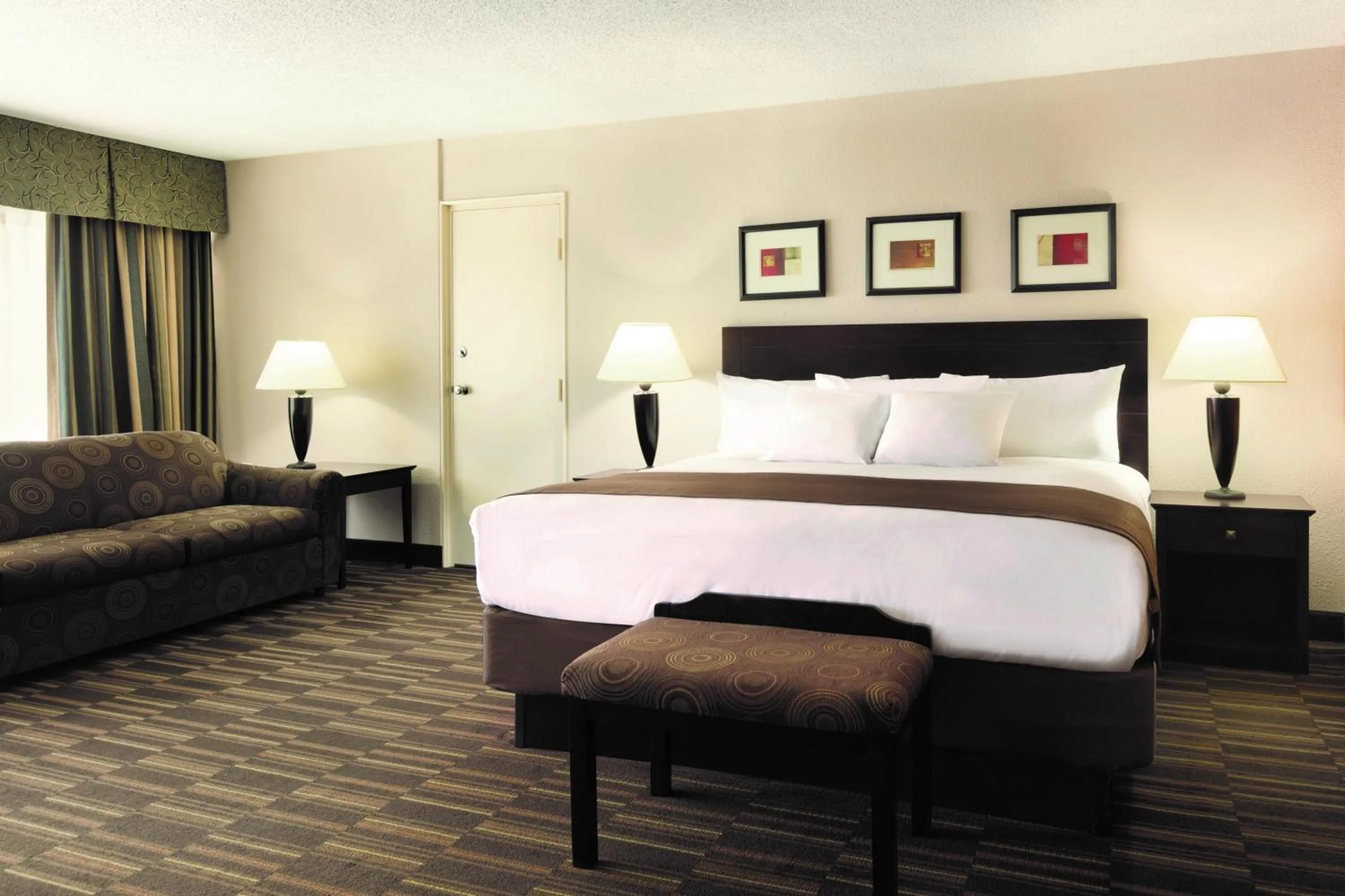 Photo of the whole room, Bed in Radisson Hotel Louisville North