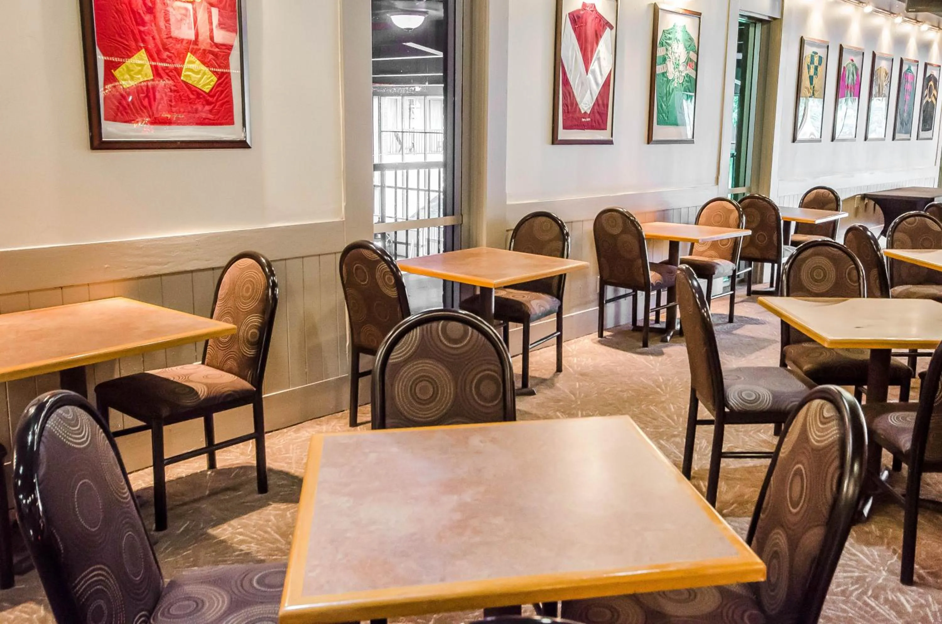 Lounge or bar in Radisson Hotel Louisville North