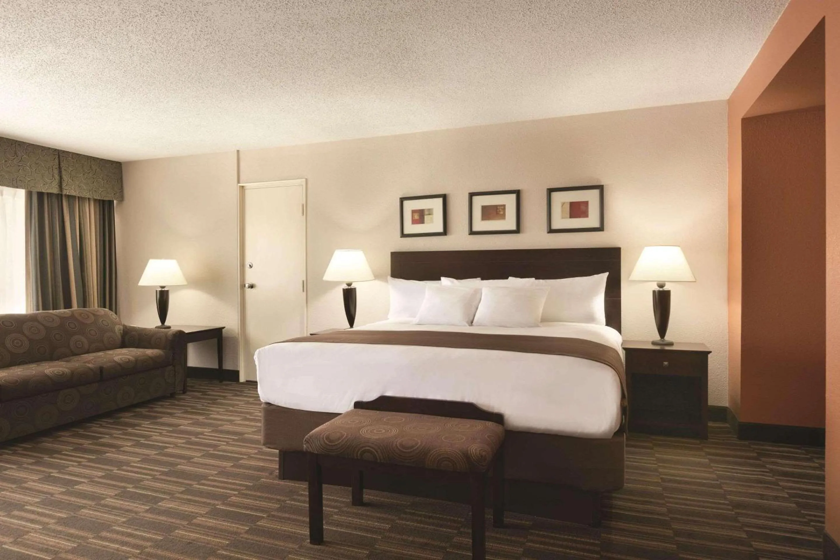 Bedroom, Bed in Radisson Hotel Louisville North