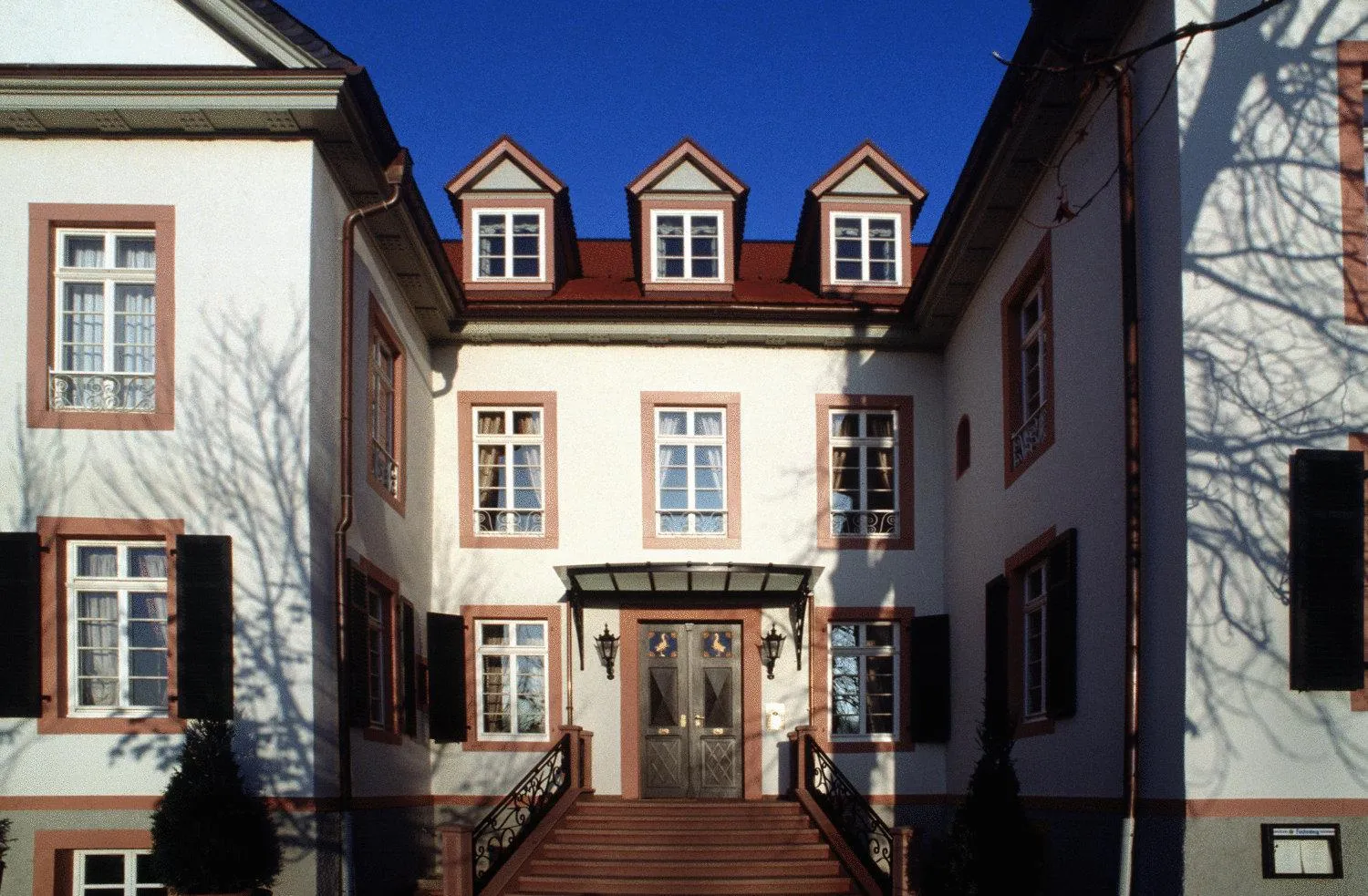 Facade/entrance in Herrenhaus von Löw