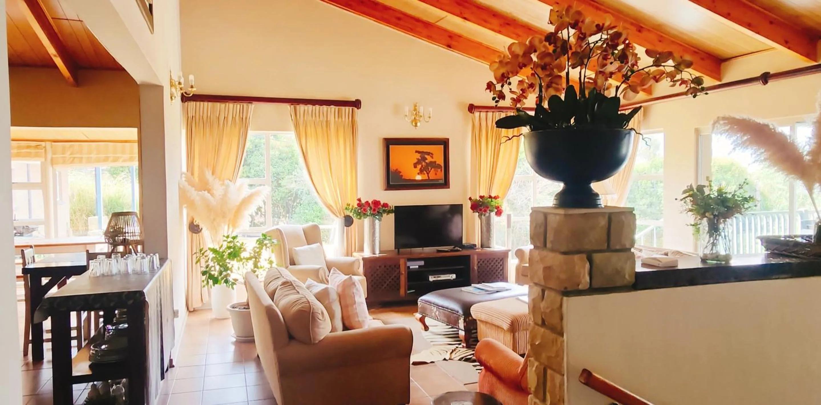 Communal lounge/ TV room in Ash River Lodge