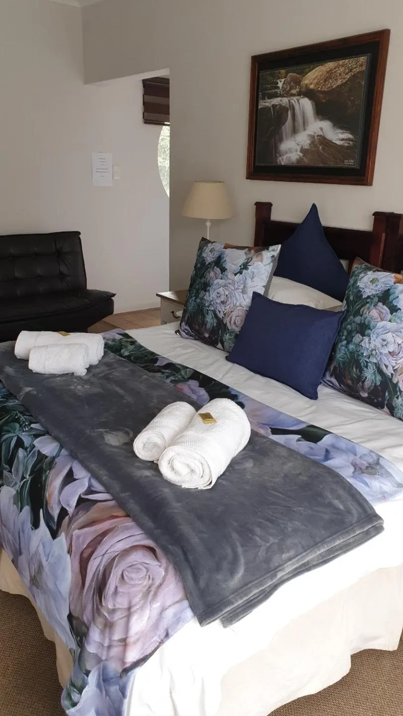 Photo of the whole room, Bed in Ash River Lodge