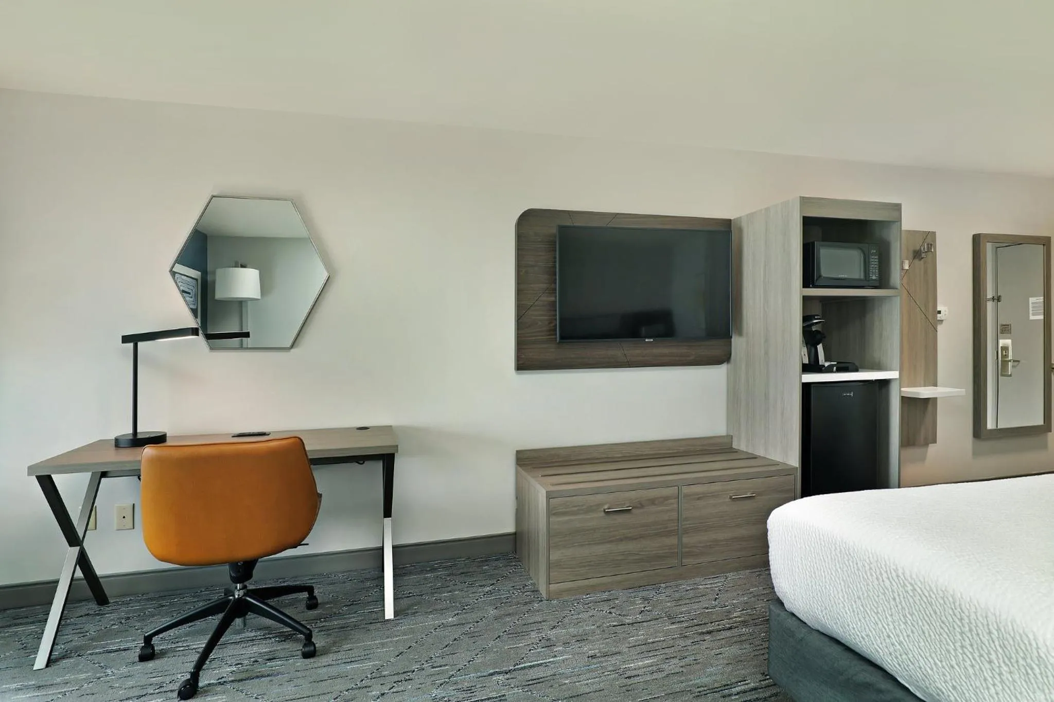 Photo of the whole room, Bed in Holiday Inn Express Hotel & Suites Milwaukee-New Berlin by IHG
