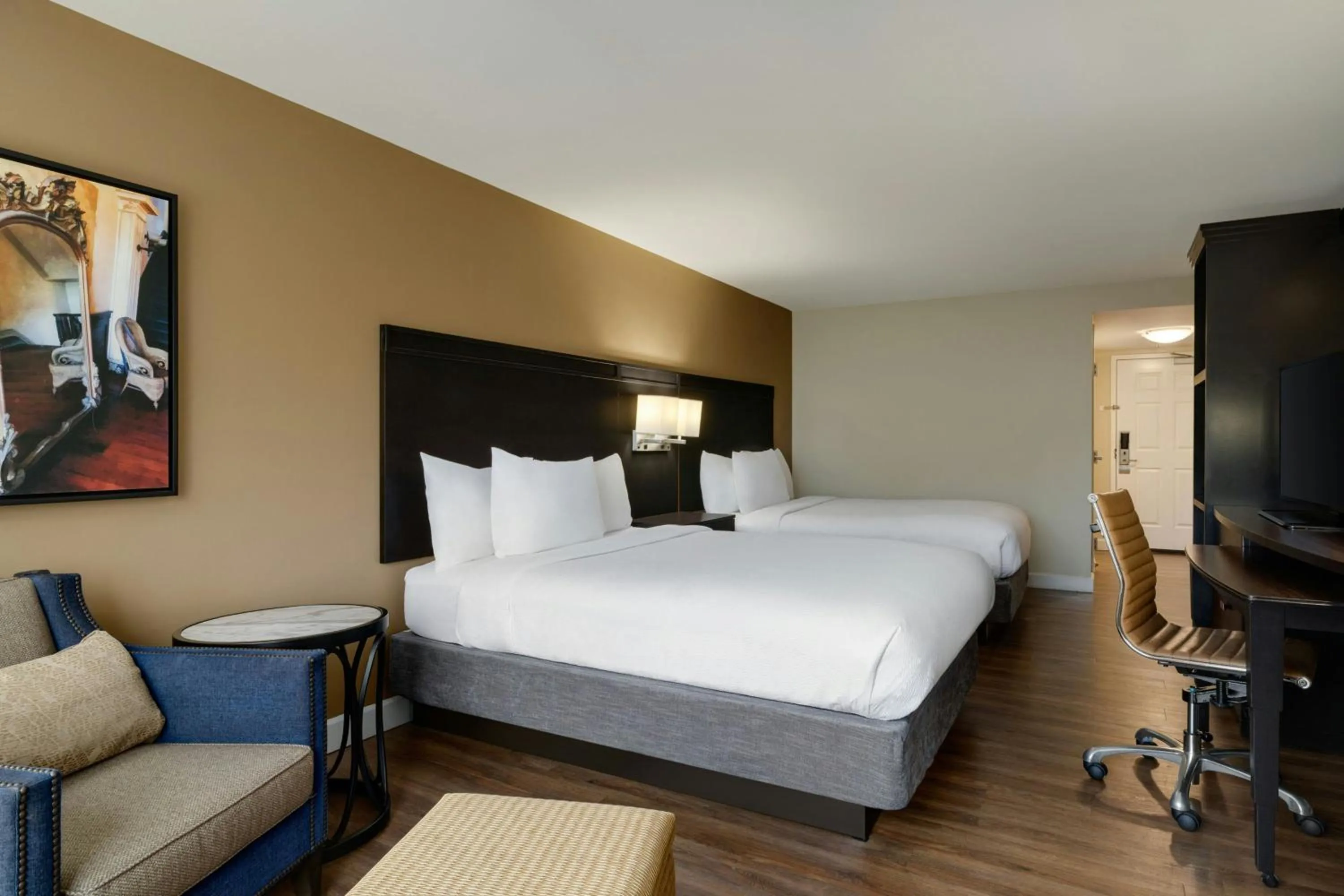 Photo of the whole room, Bed in Courtyard by Marriott Charleston Historic District