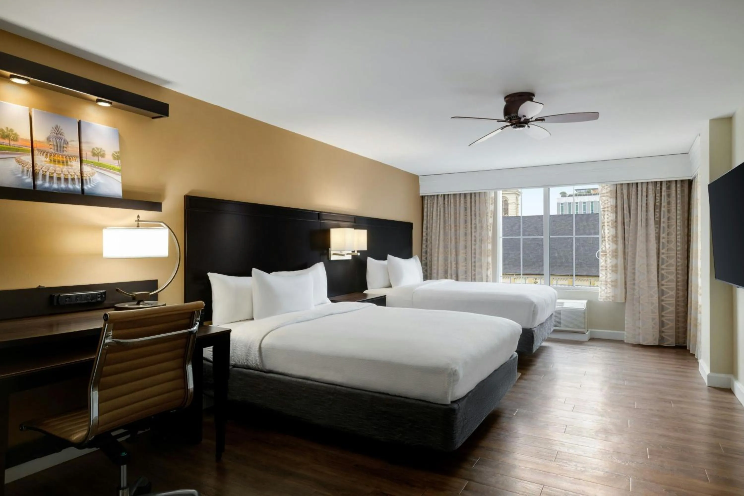 Photo of the whole room, Bed in Courtyard by Marriott Charleston Historic District