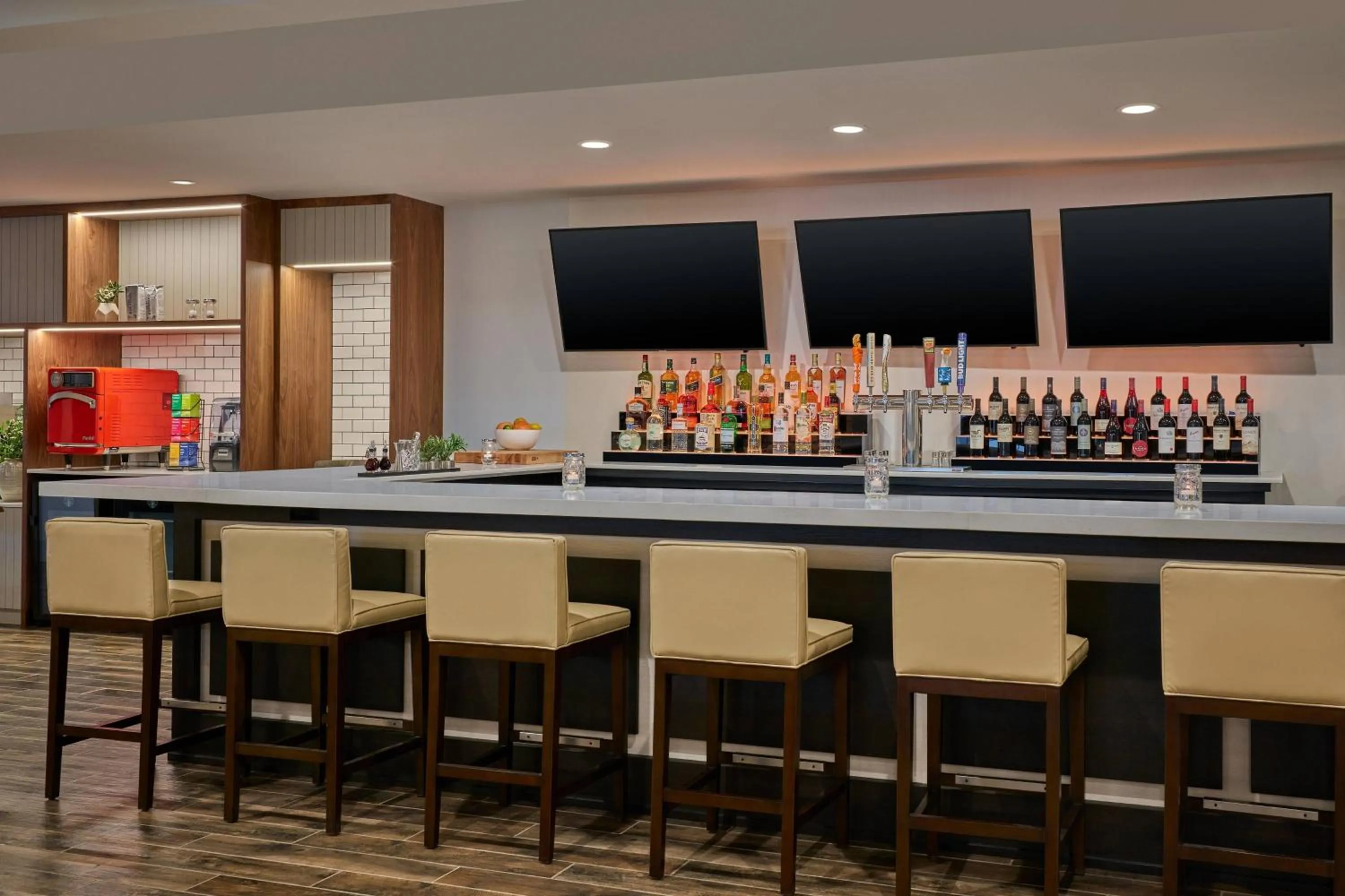 Lounge or bar in Delta Hotels by Marriott Chicago Willowbrook