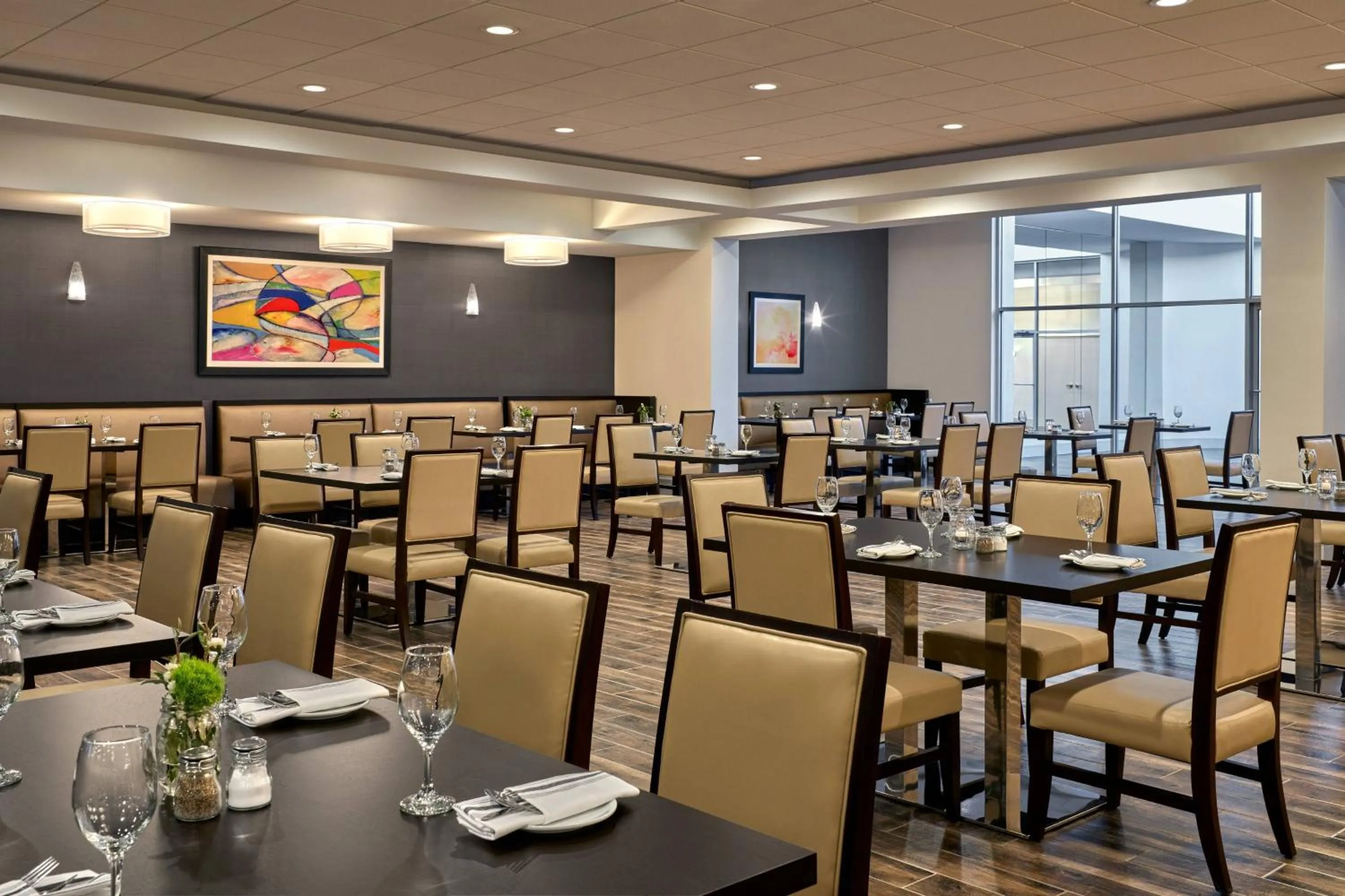 Restaurant/places to eat in Delta Hotels by Marriott Chicago Willowbrook