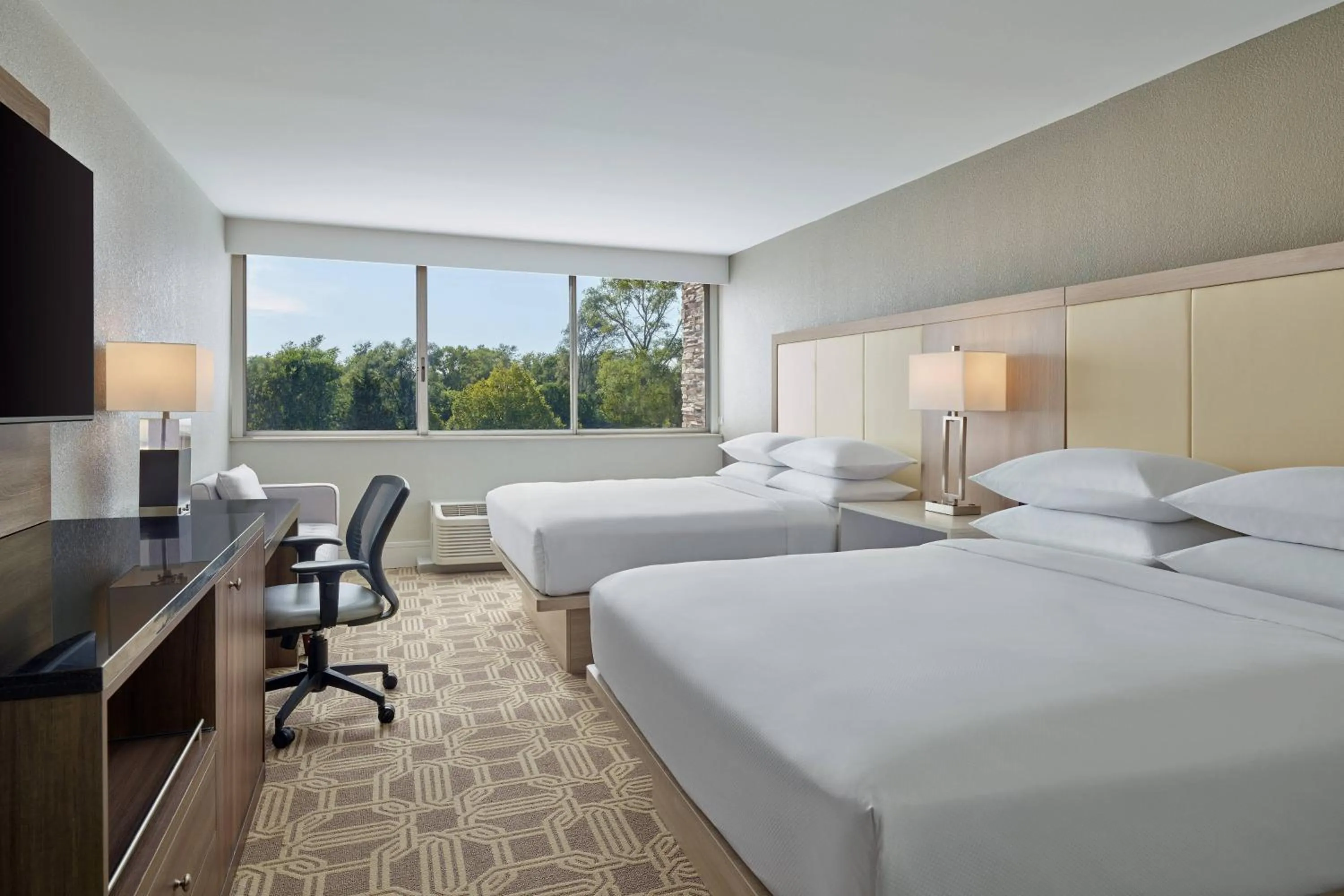Photo of the whole room, Bed in Delta Hotels by Marriott Chicago Willowbrook