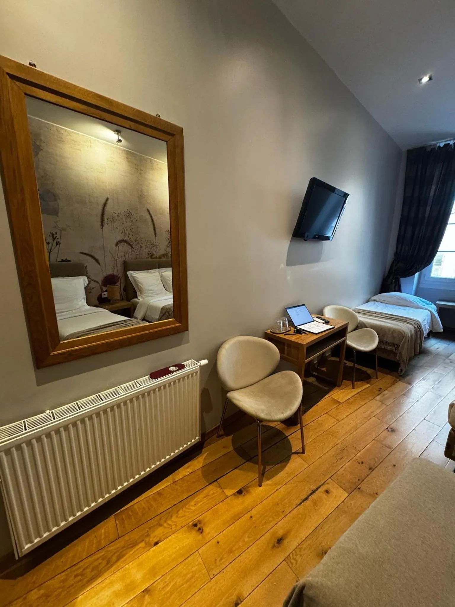 Bedroom in Hotel De La Mer