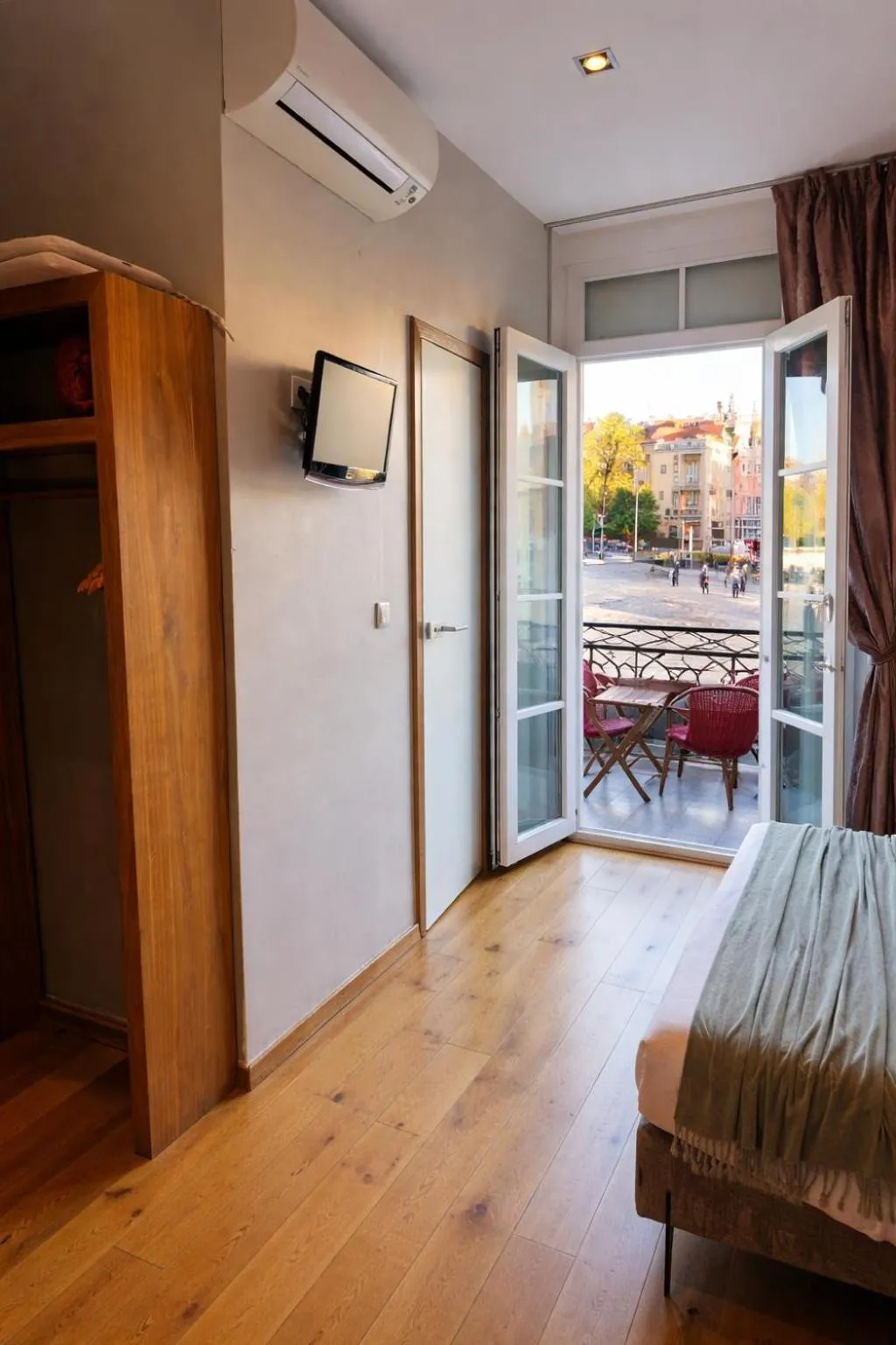 Balcony/Terrace, Bed in Hotel De La Mer
