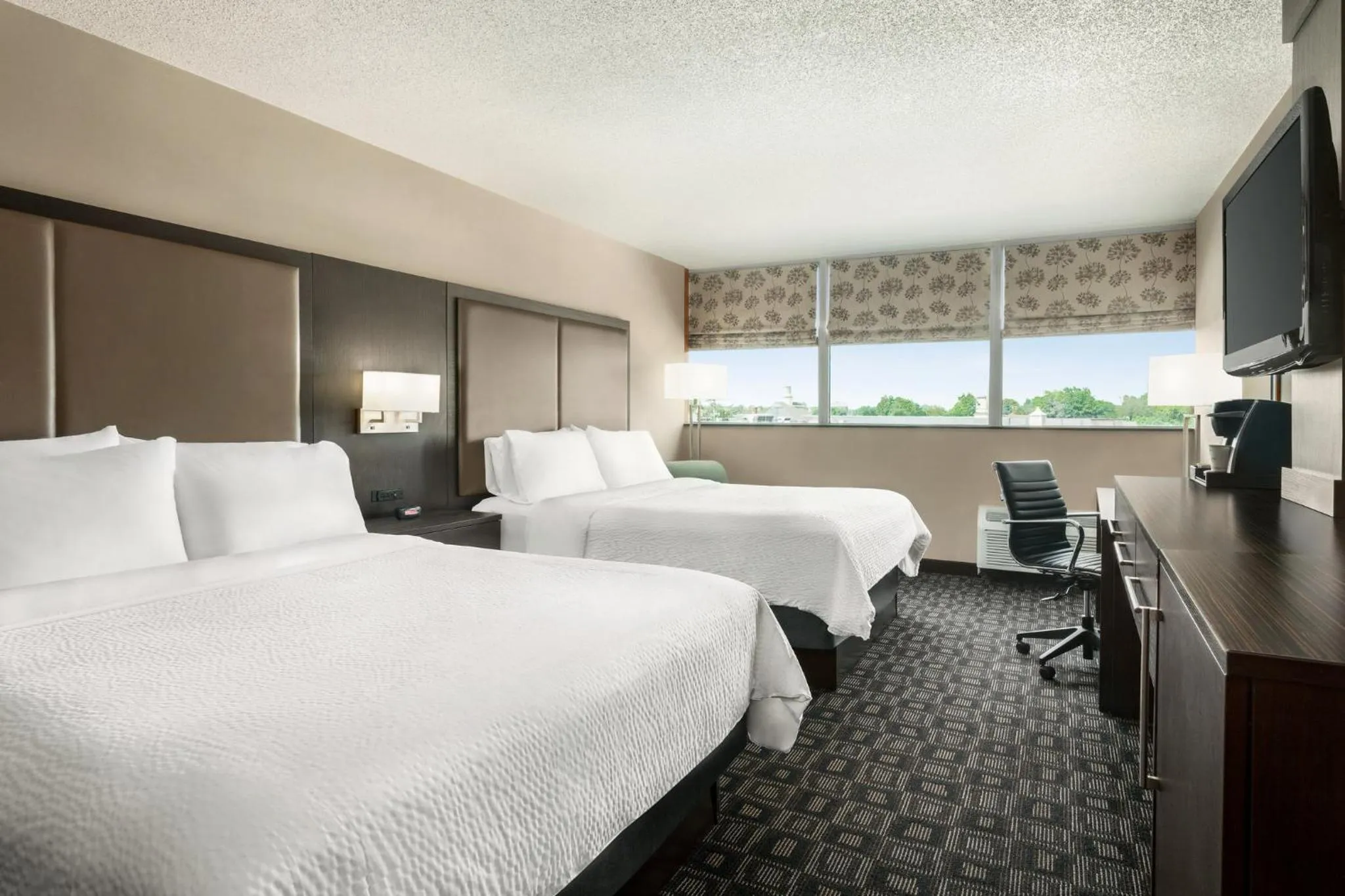 Photo of the whole room, Bed in Holiday Inn Louisville East - Hurstbourne by IHG