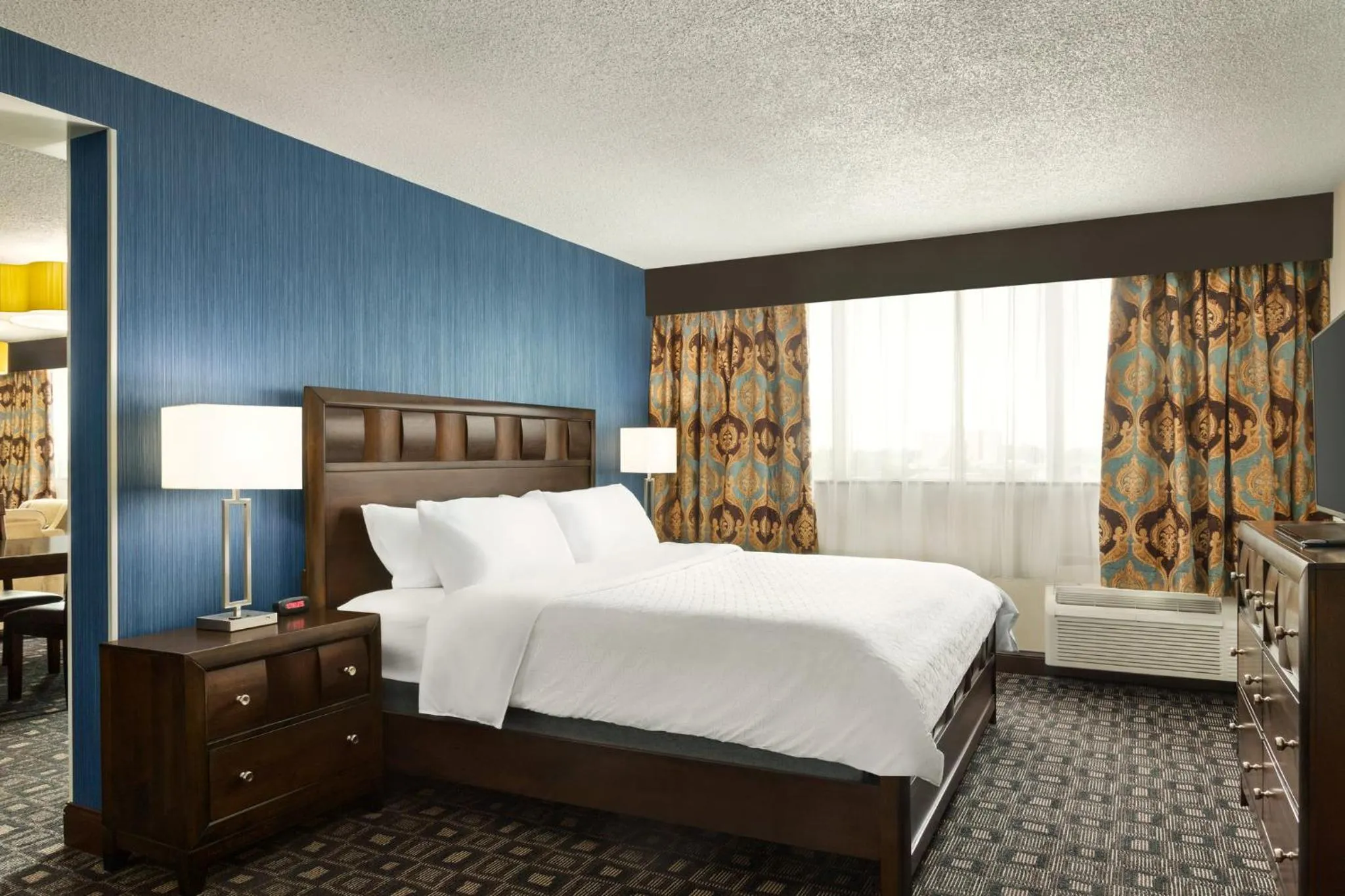 Photo of the whole room, Bed in Holiday Inn Louisville East - Hurstbourne by IHG