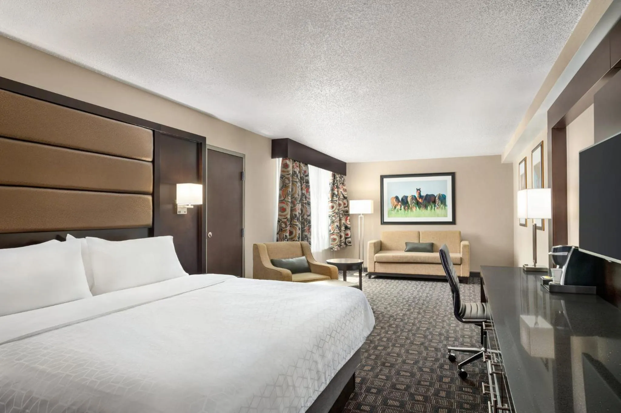 Photo of the whole room, Bed in Holiday Inn Louisville East - Hurstbourne by IHG