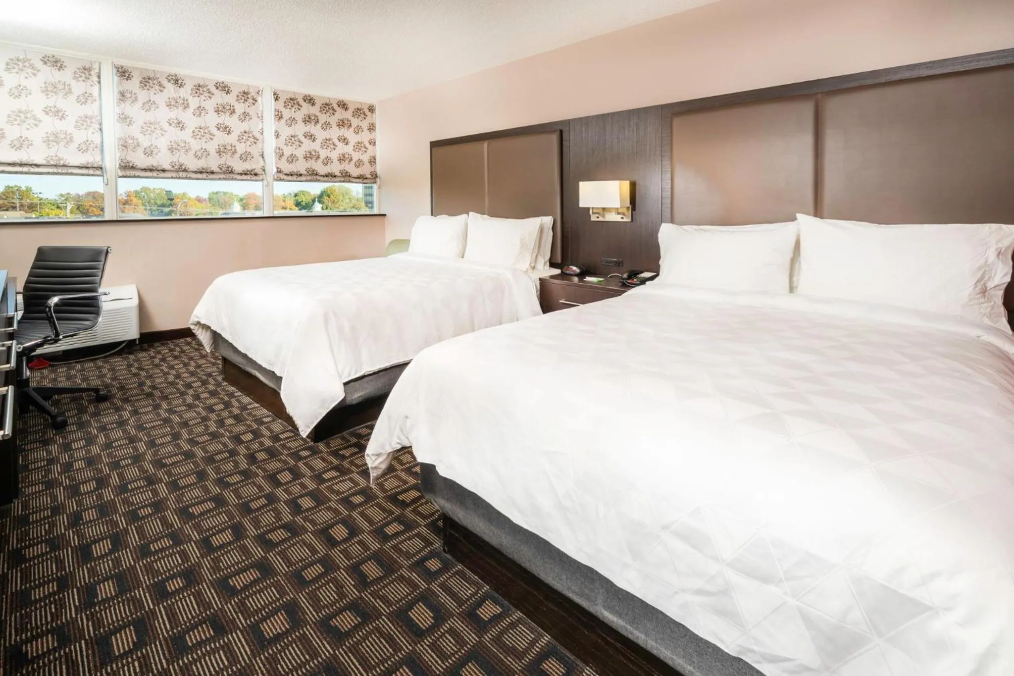 Photo of the whole room, Bed in Holiday Inn Louisville East - Hurstbourne by IHG