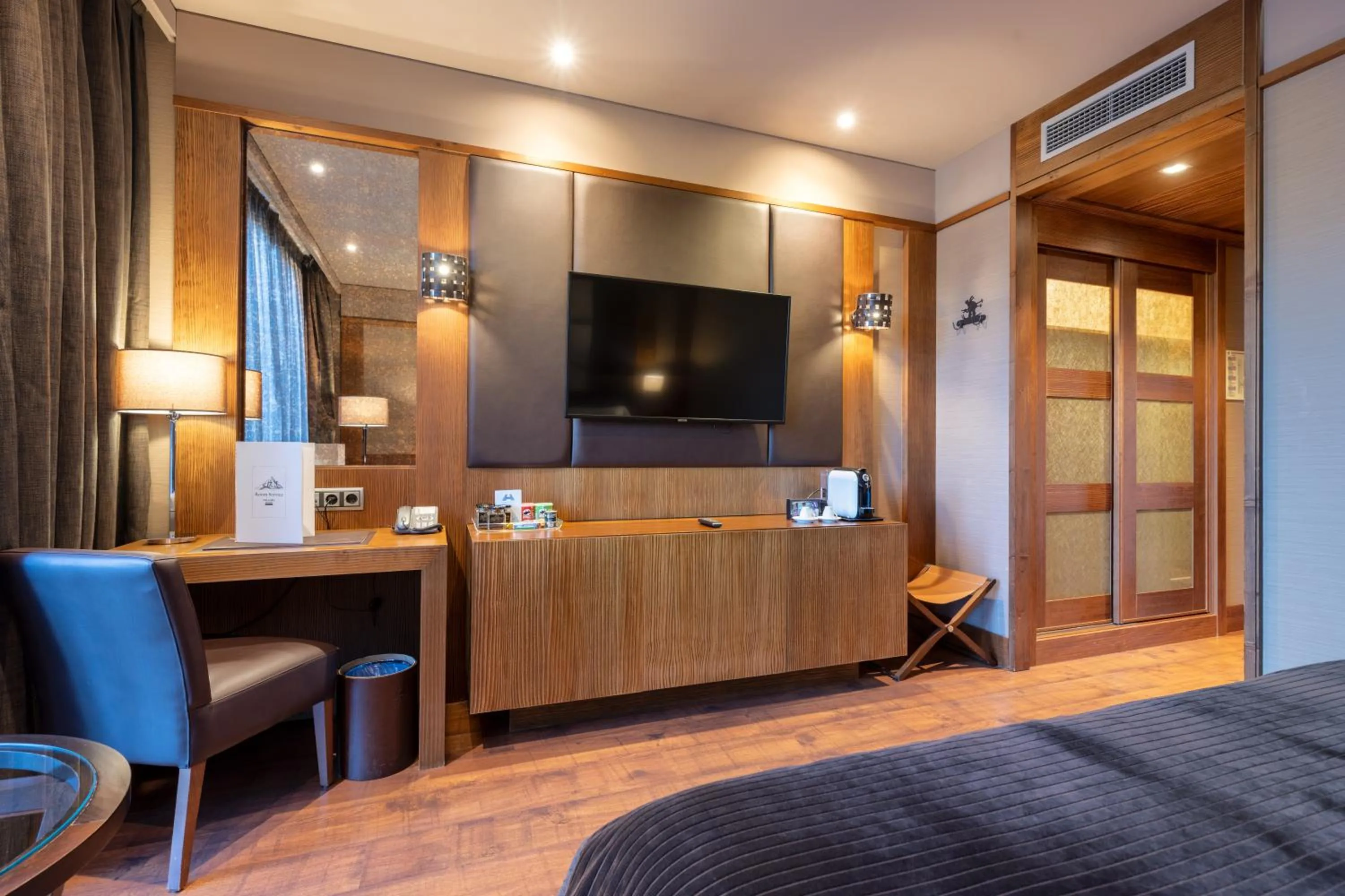 TV and multimedia in Hotel Val de Neu G.L.