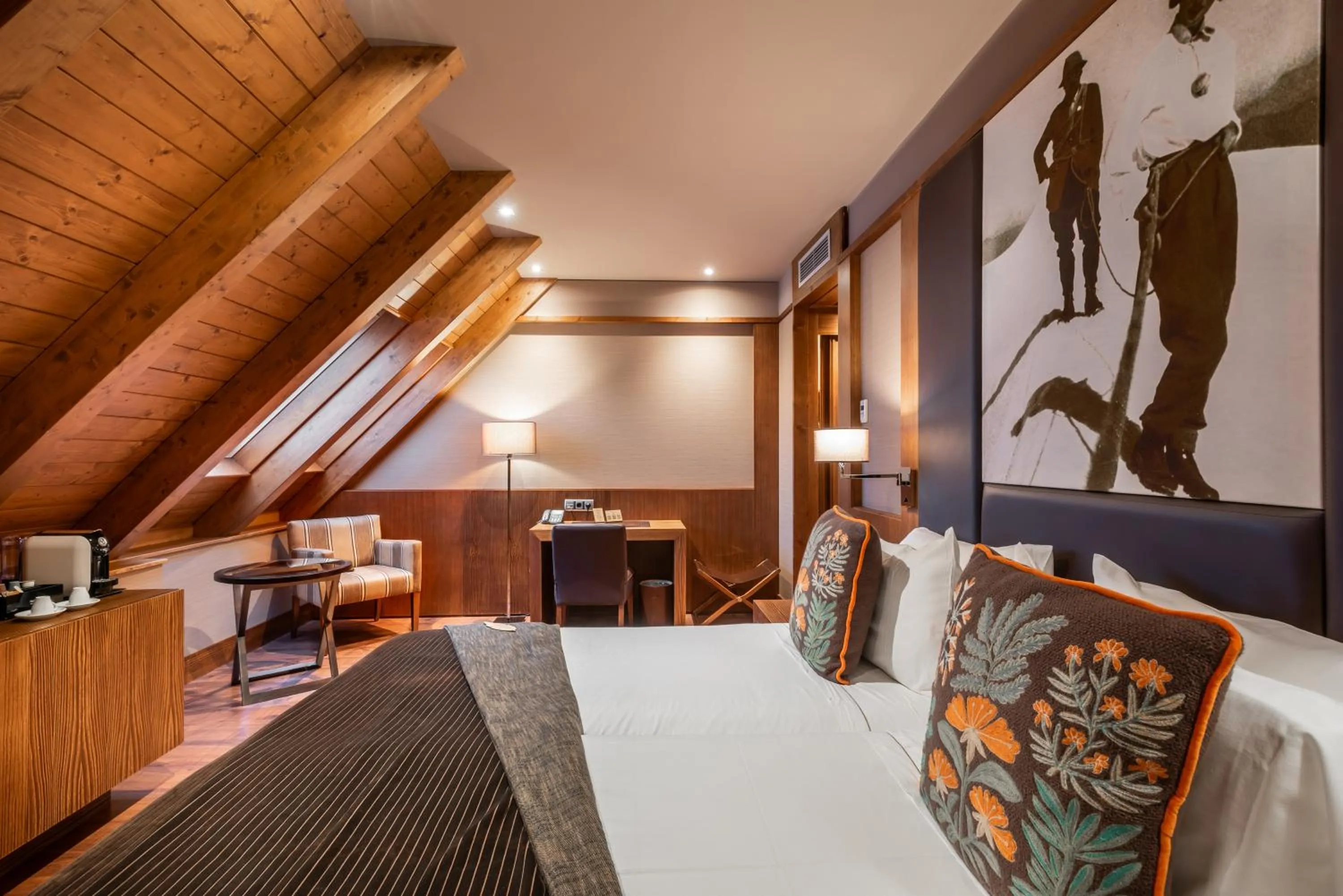 Bed in Hotel Val de Neu G.L.