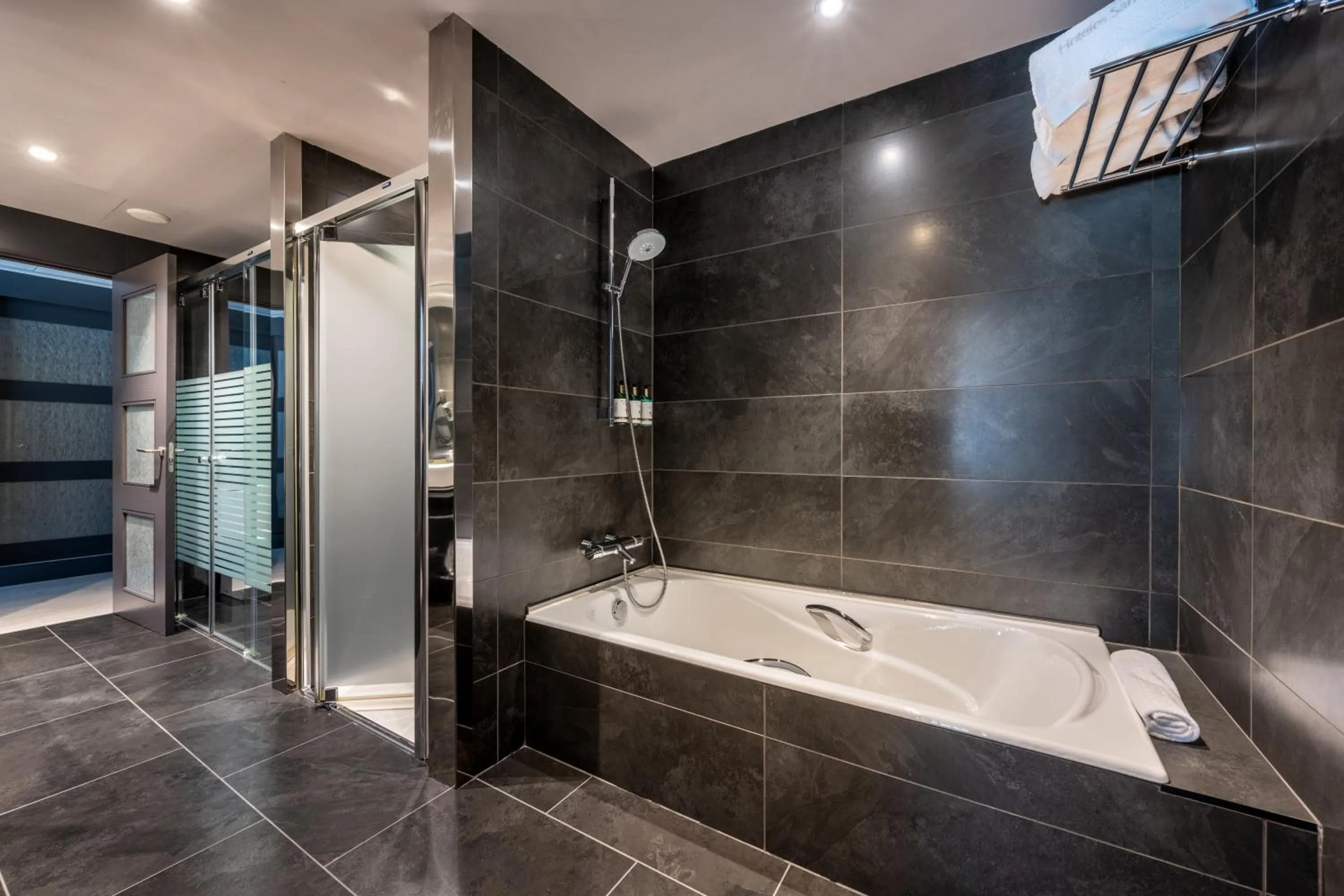 Bathroom in Hotel Val de Neu G.L.