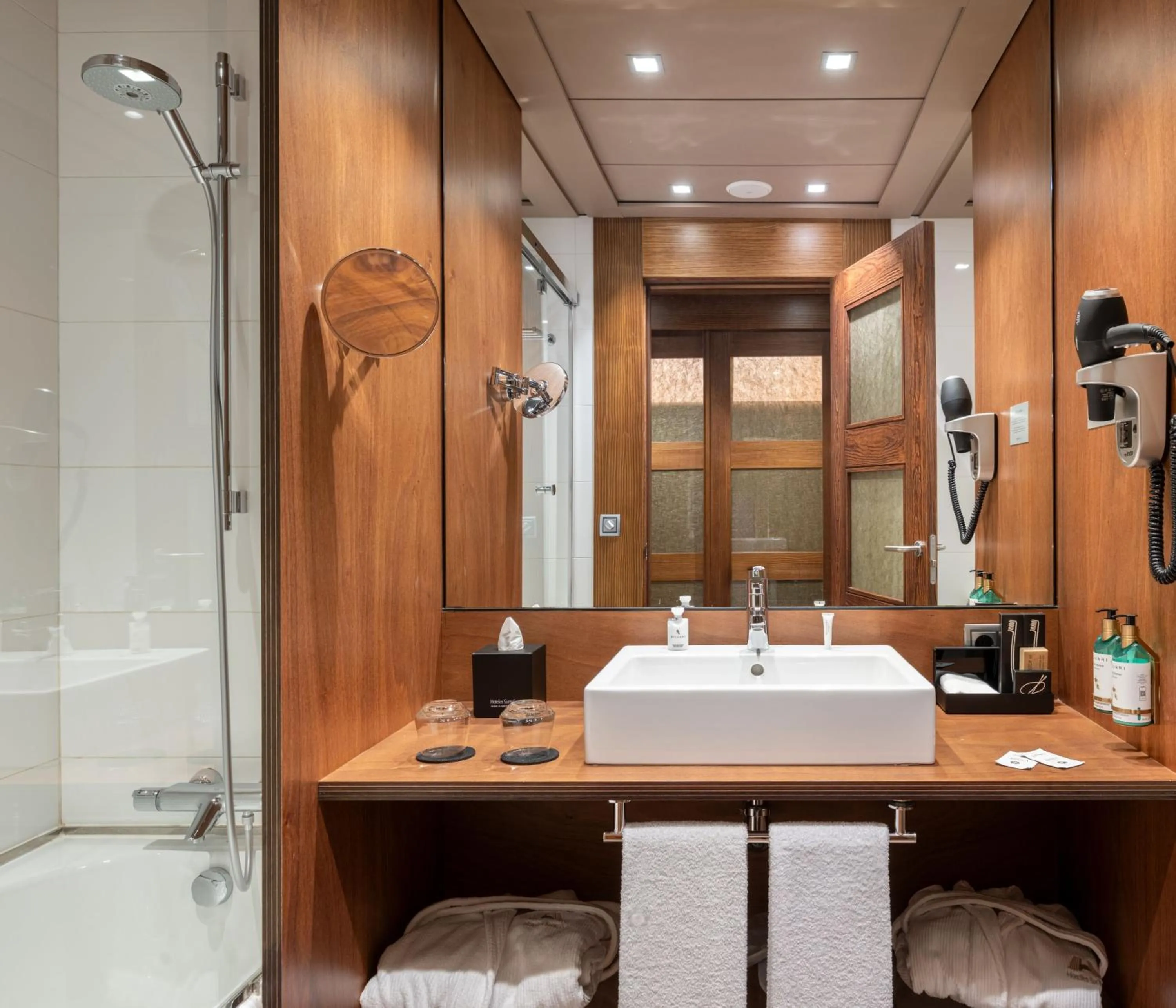 Bathroom in Hotel Val de Neu G.L.