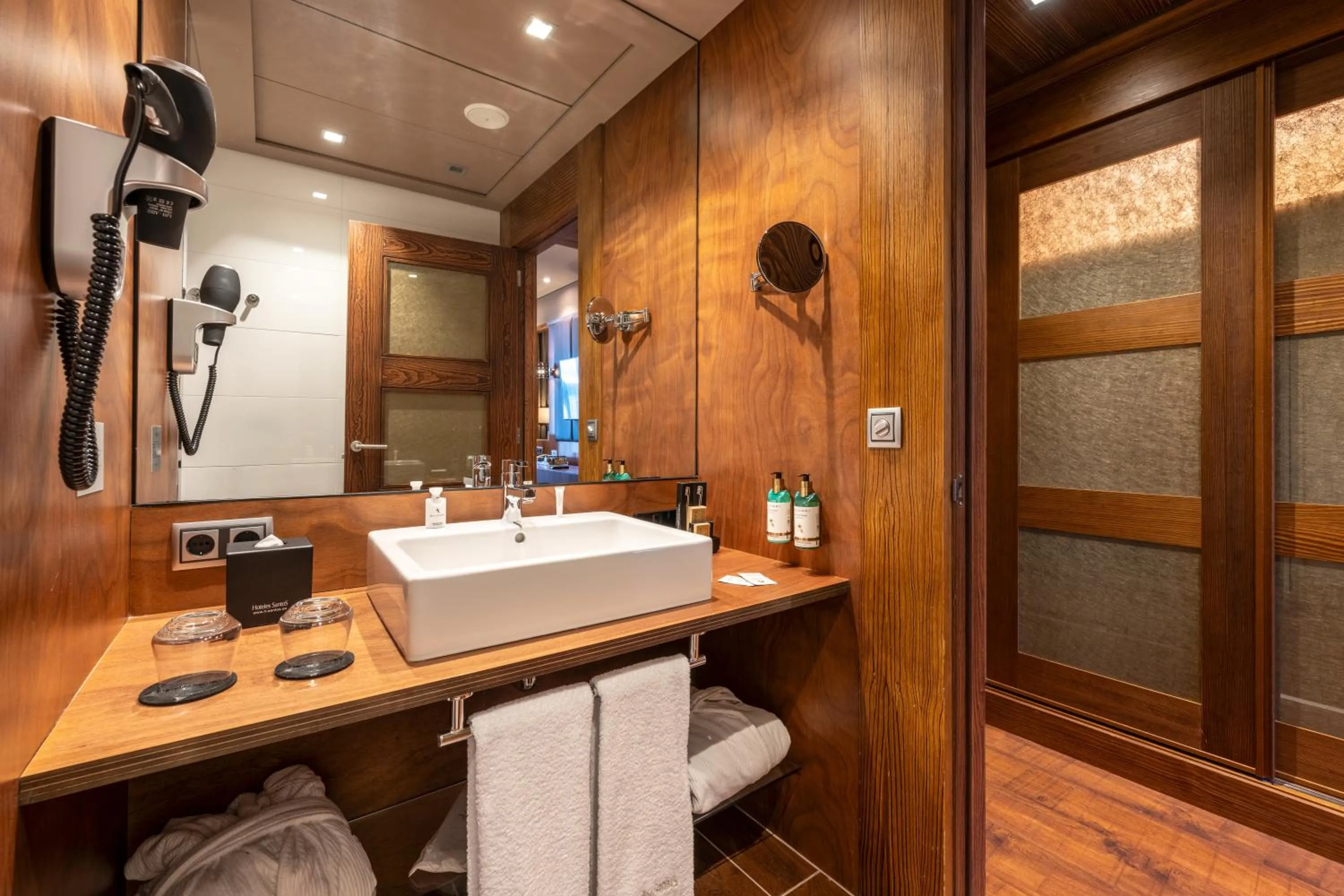 Bathroom in Hotel Val de Neu G.L.