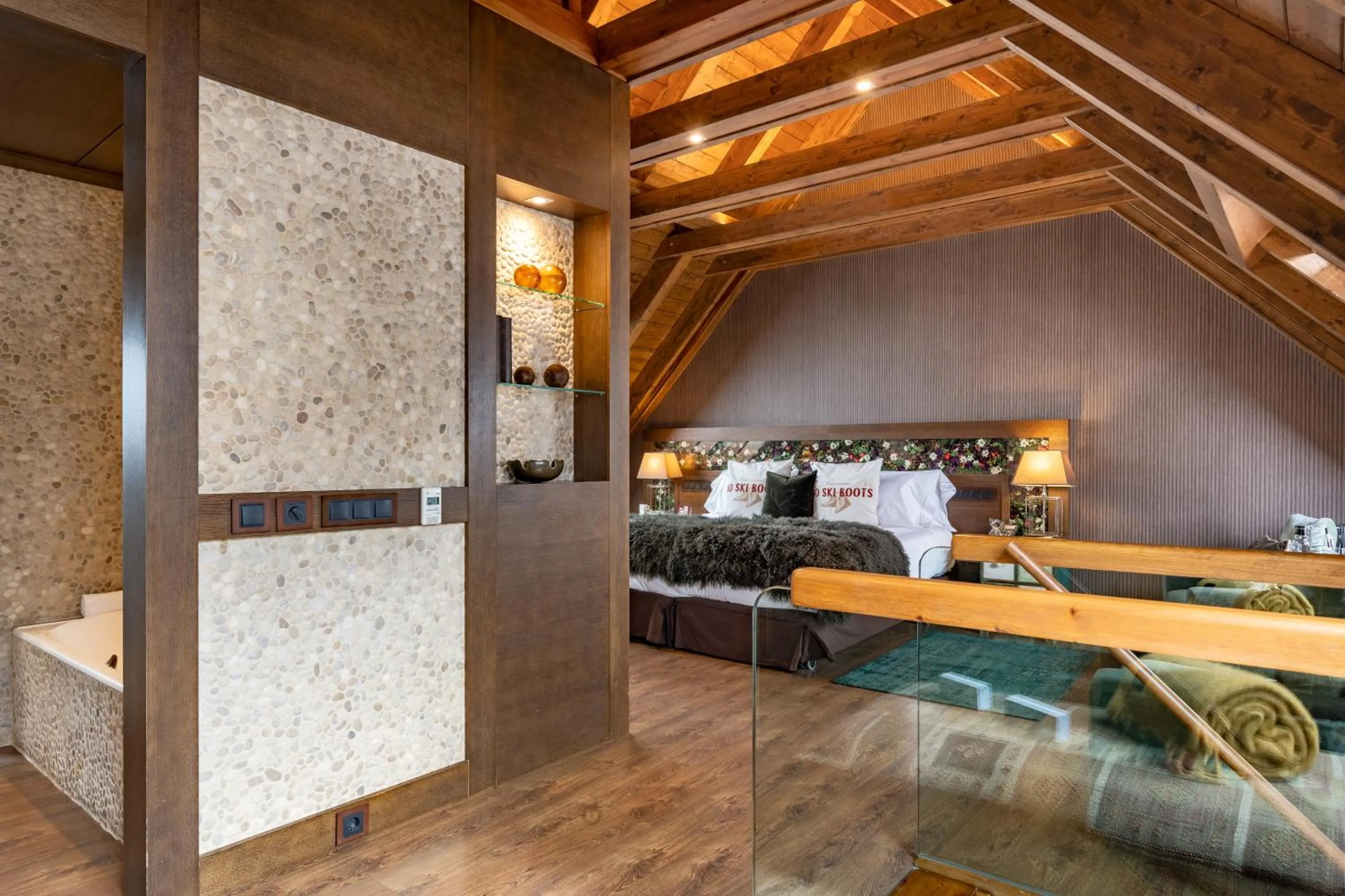 Bed in Hotel Val de Neu G.L.