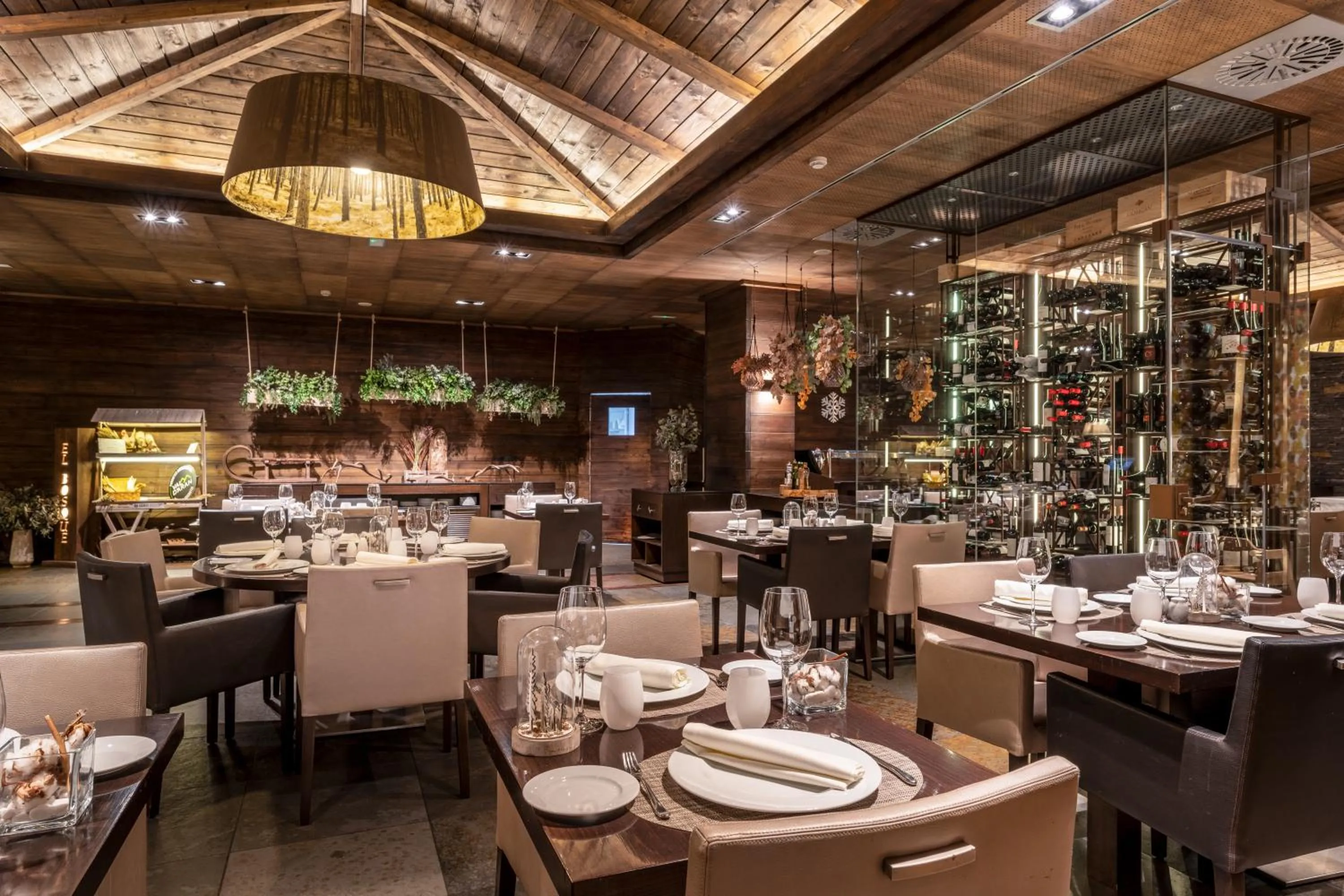 Restaurant/places to eat in Hotel Val de Neu G.L.