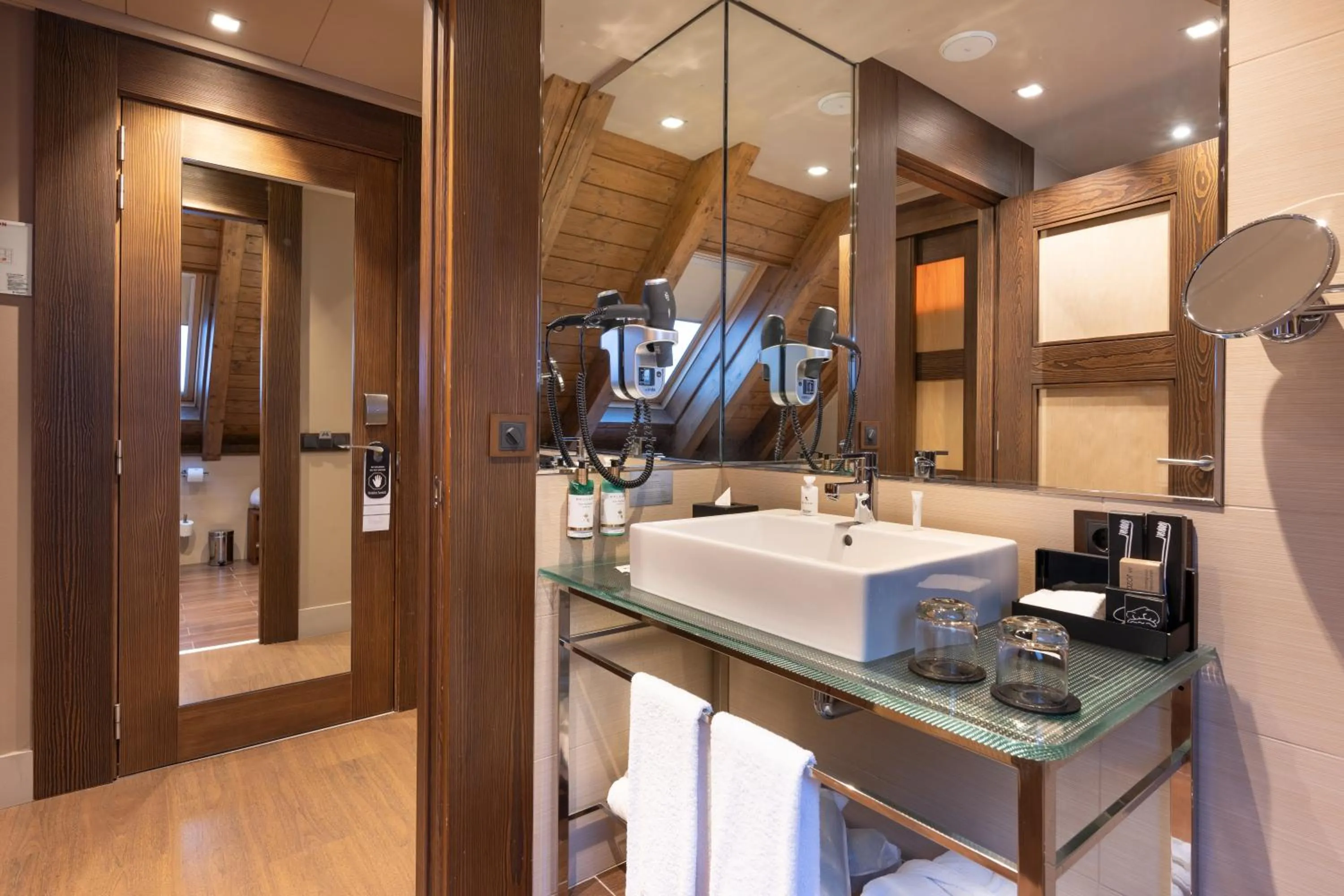 Bathroom in Hotel Val de Neu G.L.