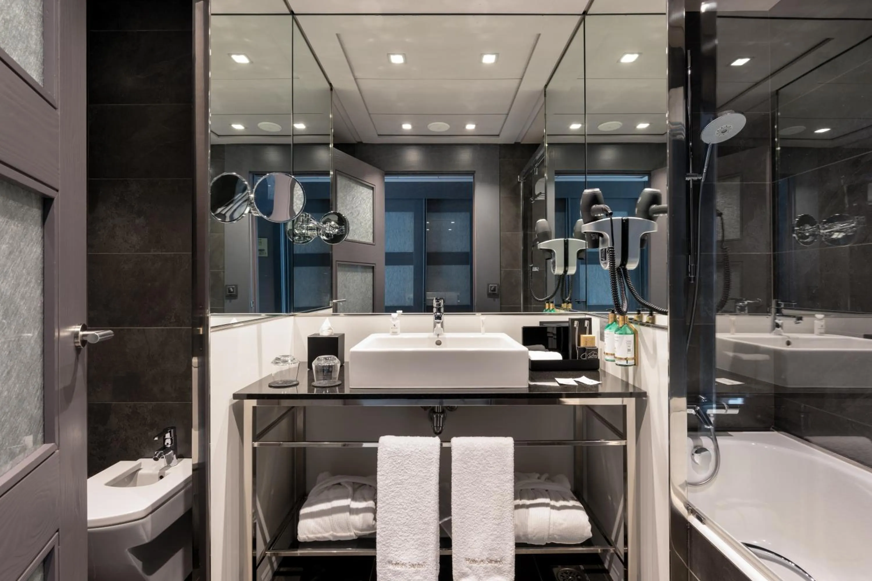 Bathroom in Hotel Val de Neu G.L.