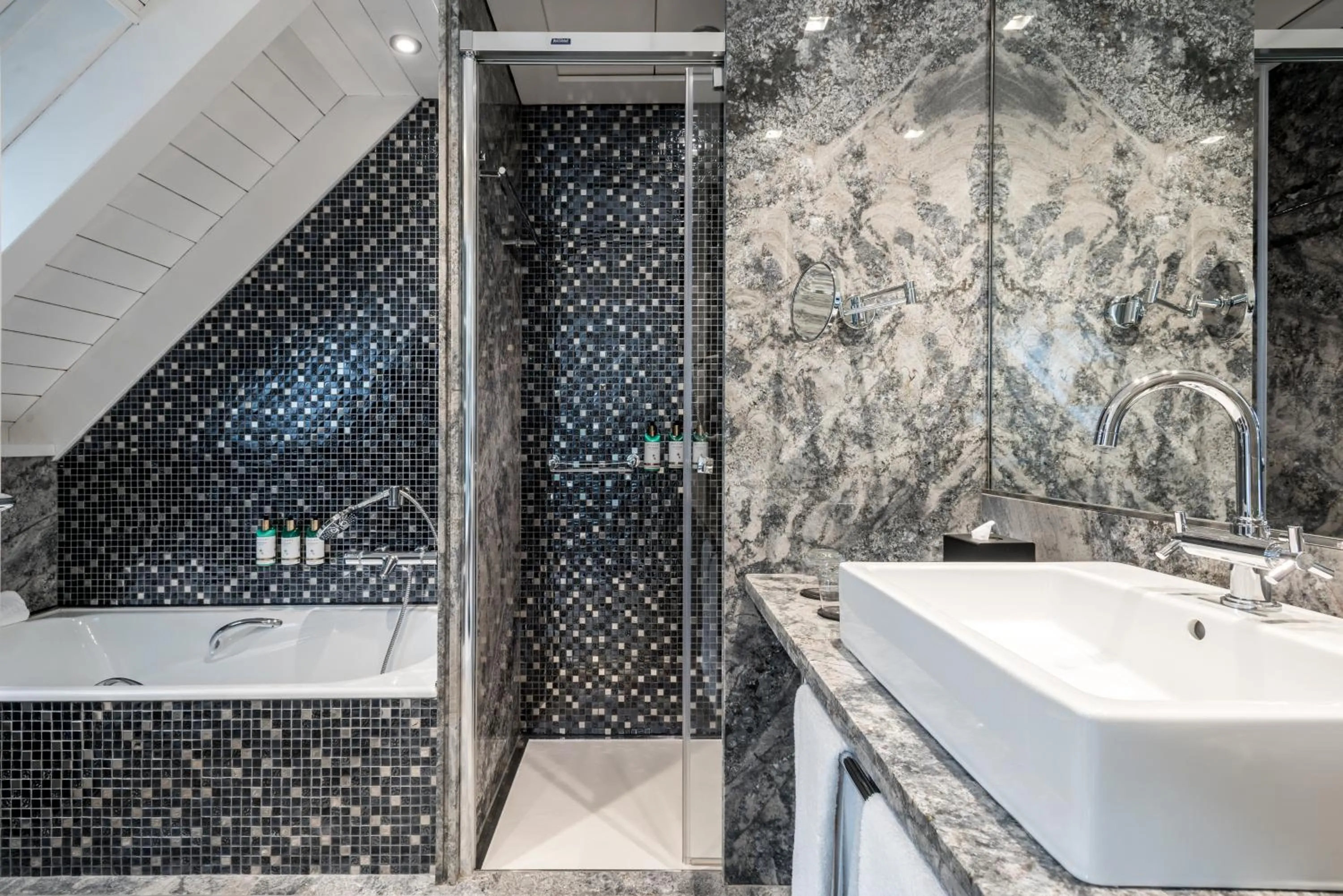 Shower in Hotel Val de Neu G.L.